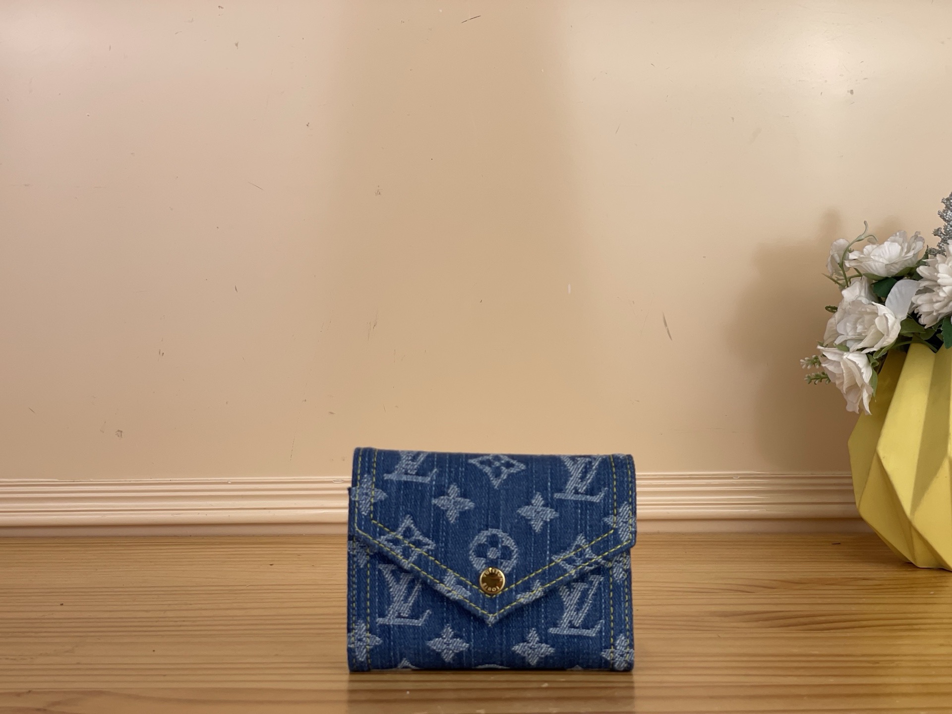 NO:767085,Top original item [VICTORINE Wallet] m27707 pink/denim m13212 blue/denim This Victorine wallet reinterprets the seasonal fashion with eye-catching colors, and Louis Vuitton's iconic Monogram ms pattern adds a fashionable style. The denim material gives off a modern style and is decorated with exquisite snap buttons. The compact design is full of practical functions, with a banknote compartment, a patch pocket and a card compartment. Size 12 x 9.5 x  2.5 cm 2112028 (length x height x width),,louis vuitton19860909顶级原单【VICTORINE 钱夹】 m27707 粉色/牛仔 m13212 蓝色/牛仔 本款 Victorine 钱夹以瞩目色彩焕新演绎当季风尚,路易威登标志性 Monogram ms图案平添时尚格调.丹宁布材质释出摩登风范,缀以精致按扣.小巧设计不乏实用功能,内设钞票隔层、贴袋与卡片夹层. 尺寸12 x 9.5 x 2.5 厘米 2112028 (长度 x 高 x 宽),,louis vuitton,Bag