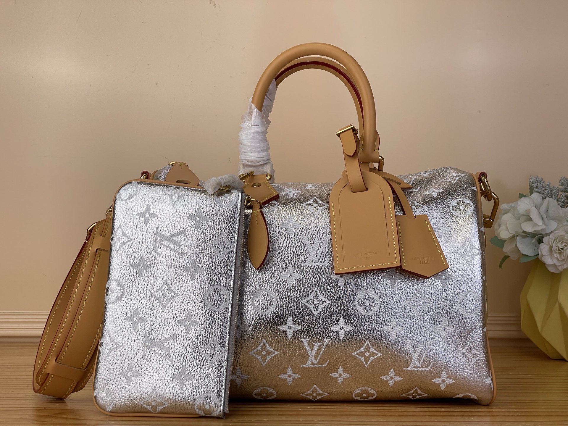 NO:767074,Top original item [Sac Speedy Bandoulière 30] M2A Silver This calfskin Speedy Bandoulière 30 revisits the iconic model in a colorful version, decorated with a tonal Monogram pattern. Contrasting calfskin enhances the rolled leather upper handles, removable shoulder strap and unique address clip. Inside, there is a gold plate found in all House Speedy bags, attesting to the extraordinary know-how of this exclusive piece.  Dimensions: 32x22.5x18 cm (length x height x width), shoulder bags, cowhide19860909顶级原单【Sac Speedy  Bandoulière 30】M2A 银色 这款小牛皮Speedy 单肩包30以彩色版本重温的标志性模型,装饰有同色系的Monogram 图案.对比鲜明的小牛皮增强了卷皮鞋面手柄、可拆卸肩带和独特的地址夹.在里面,House所有Speedy 包中都有一个金板,证明了这件独家作品的非凡专有技术. 尺寸32x22.5x18厘米（长x高x宽）,,shoulder bags,cowhide,Bag
