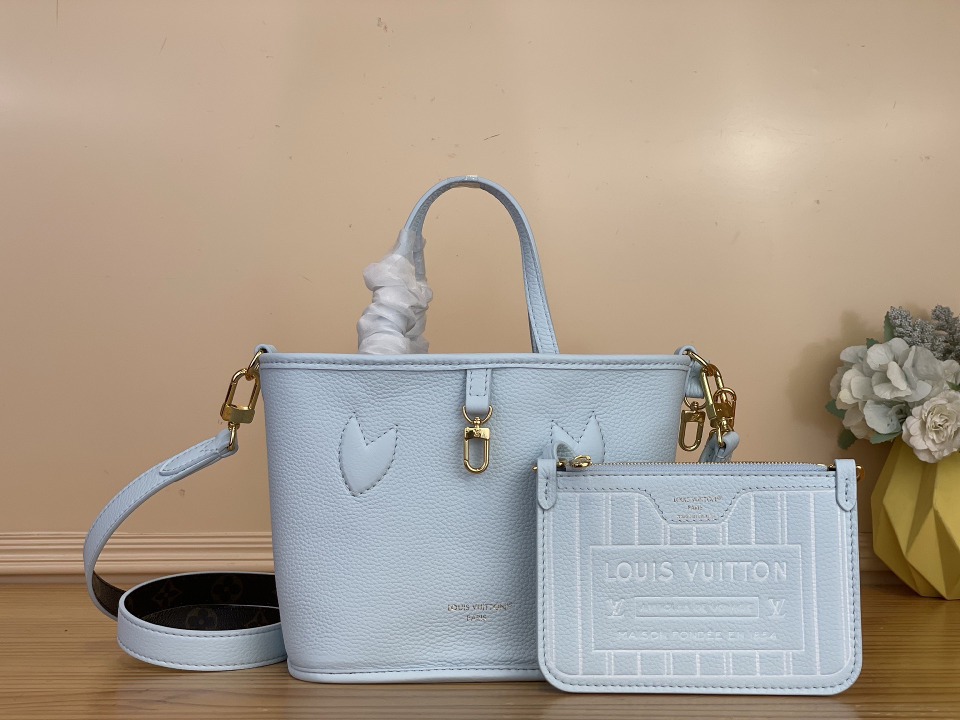 Сумка Louis Vuitton Neverfull с обратной стороны