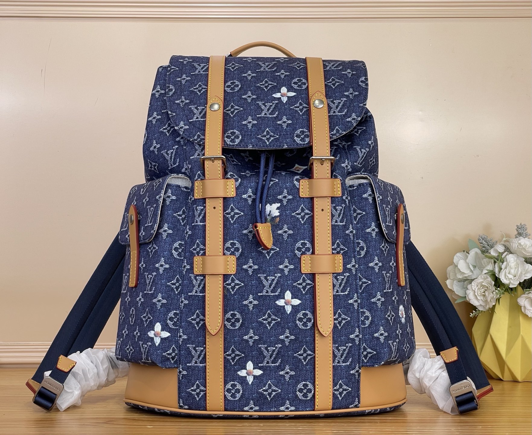 NO:767436,Top original item [CHRISTOHER Medium Backpack] m27554 Blue/Denim (Floral) This Christoher medium backpack is made of Monogram floral denim, and the Monogram pattern is woven into the elegant denim to create a jacquard fabric with fine texture, which contrasts interestingly with the rough silhouette. The cowhide leather trim and side pockets outline distinct lines, and the fabric lining once again enriches the details. Size 38 x 44 x 12.5  cm 6517075 (length x height x width),,cowhide19860909顶级原单【CHRISTOHER 中号双肩包】 m27554 蓝色/牛仔（花卉） 本款 Christoher 中号双肩包取材 Monogram 花卉牛仔布,为考究丹宁布织入 Monogram 图案,成就肌理细腻的提花面料,与粗犷廓形碰撞对比妙趣.牛皮革饰边和侧袋勾勒鲜明线条,织物内衬再度丰富细节. 尺寸38 x 44 x 12.5 厘米 6517075 (长度 x 高 x 宽),,cowhide,Bag