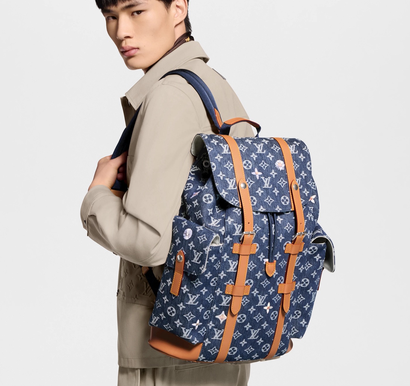 NO:767445,[CHRISTOHER Medium Backpack] m27554 Blue/Denim (Flower) Model Picture,19860909【CHRISTOHER 中号双肩包】 m27554 蓝色/牛仔（花卉） 模特图,,Bag