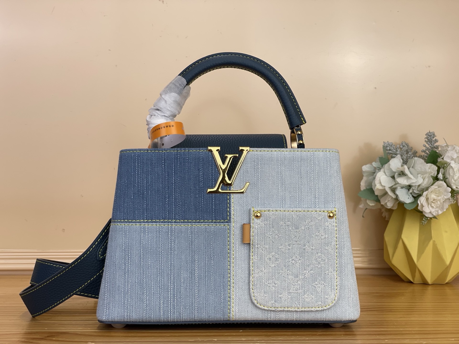 NO:767272,Top original order [CAUCINES BB handbag] m27302 blue color block / denim This Caucines BB handbag is made of denim material to interpret contemporary style, with a unique contrasting color splicing design. The handbag is equipped with Taurillon hr leather handles, flaps and detachable shoulder straps, and Louis Vuitton's classic LV letter logo adds a fashionable style. It is decorated with a Monogram printed pocket on the front, with various carrying methods, and ample space to accommodate smartphones and other daily needs.  Dimensions 27 x 17.3 x 9 cm 130121450 (length x height x width),,louis vuitton,louis vuitton19860909顶级原单【CAUCINES BB 手袋】 m27302 蓝色拼色 /牛仔 本款 Caucines BB 手袋以丹宁布材质演绎当代风尚,撞色拼接设计独具一格.手袋搭配 Taurillon hr皮革手柄、翻盖与可拆卸肩带,路易威登经典 LV 字母标识平添时尚格调.正面饰有 Monogram 印花口袋,背携方式多样,充裕空间可容纳智能手机等日常所需. 尺寸27 x 17.3 x 9 厘米 130121450 (长度 x 高 x 宽),,louis vuitton,louis vuitton,Bag