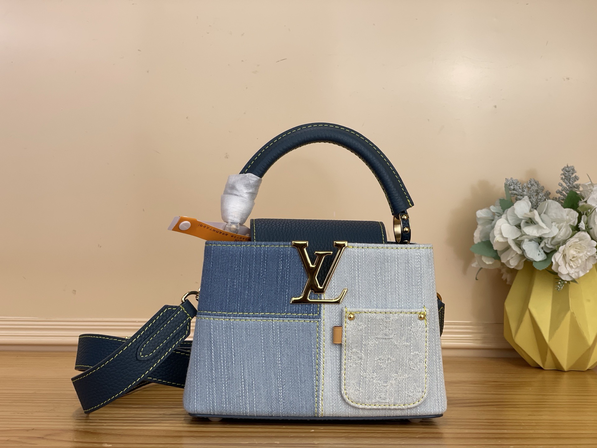 NO:767282,Top original order [CAUCINES mini handbag] m27302 blue color block / denim This Caucines mini handbag is made of denim material to interpret contemporary style, with a unique contrasting color splicing design. The handbag is equipped with Taurillon hr leather handles, flaps and detachable shoulder straps, and the classic Louis Vuitton LV letter logo adds a fashionable style. It is decorated with a Monogram printed pocket on the front, which can be carried in various ways, and has ample space to accommodate daily needs such as smartphones.  Dimensions: 21 x 14 x 8 CM120121300 (length x height x width),,louis vuitton,louis vuitton19860909顶级原单【CAUCINES mini 手袋】 m27302 蓝色拼色 /牛仔 本款 Caucines mini 手袋以丹宁布材质演绎当代风尚,撞色拼接设计独具一格.手袋搭配 Taurillon hr皮革手柄、翻盖与可拆卸肩带,路易威登经典 LV 字母标识平添时尚格调.正面饰有 Monogram 印花口袋,背携方式多样,充裕空间可容纳智能手机等日常所需. 尺寸: 21 x 14 x 8 CM120121300 (长度 x 高 x 宽),,louis vuitton,louis vuitton,Bag