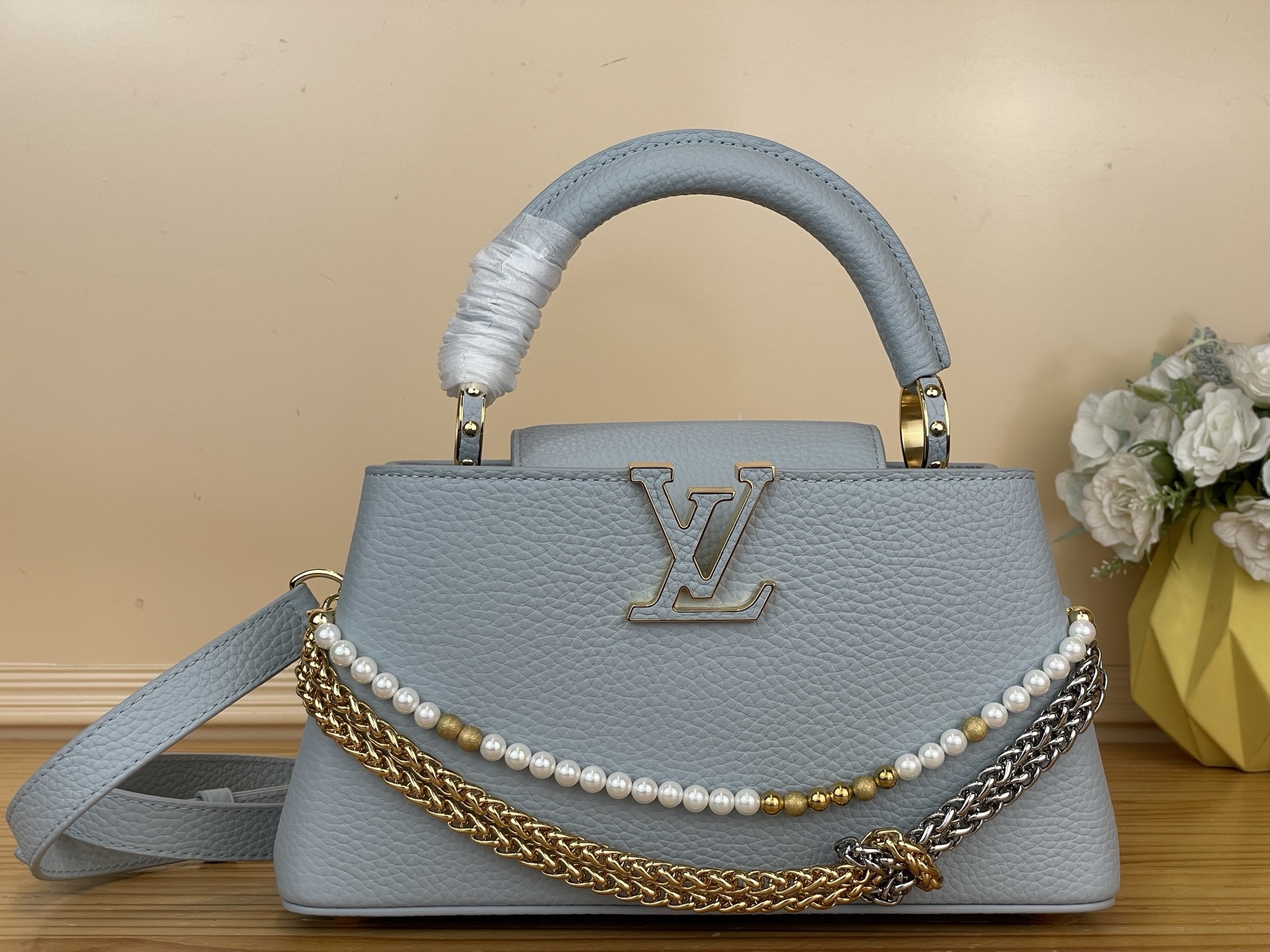 NO:767304,Top original order [CAUCINES WEST bb handbag] m28199 blue/pearl chain This Caucines bb handbag is made of fine Taurillon cow leather dip-dyed in deep tones, and paired with a double-plated chain that looks like jewelry, adding an elegant evening option to the Why Knot Hl series. Monogram decoration and exquisite beading embellish the chain. The flap can be folded in or out to provide ample carrying options. Size 14 x 8 x 26.5 cm  135121450 (length x height x width),,cowhide19860909顶级原单【CAUCINES WEST bb手袋】 m28199 蓝色/珍珠链 本款 Caucines bb手袋为细腻 Taurillon 牛皮革浸染深邃色调,并搭配宛若珠宝的双镀链条,为 Why Knot Hl系列增添优雅晚宴佳选.Monogram 装饰与精美珠饰装点链条.可内收或外置的翻盖丰富背携选择. 尺寸14 x 8 x 26.5 厘米 135121450 (长度 x 高 x 宽),,cowhide,Bag