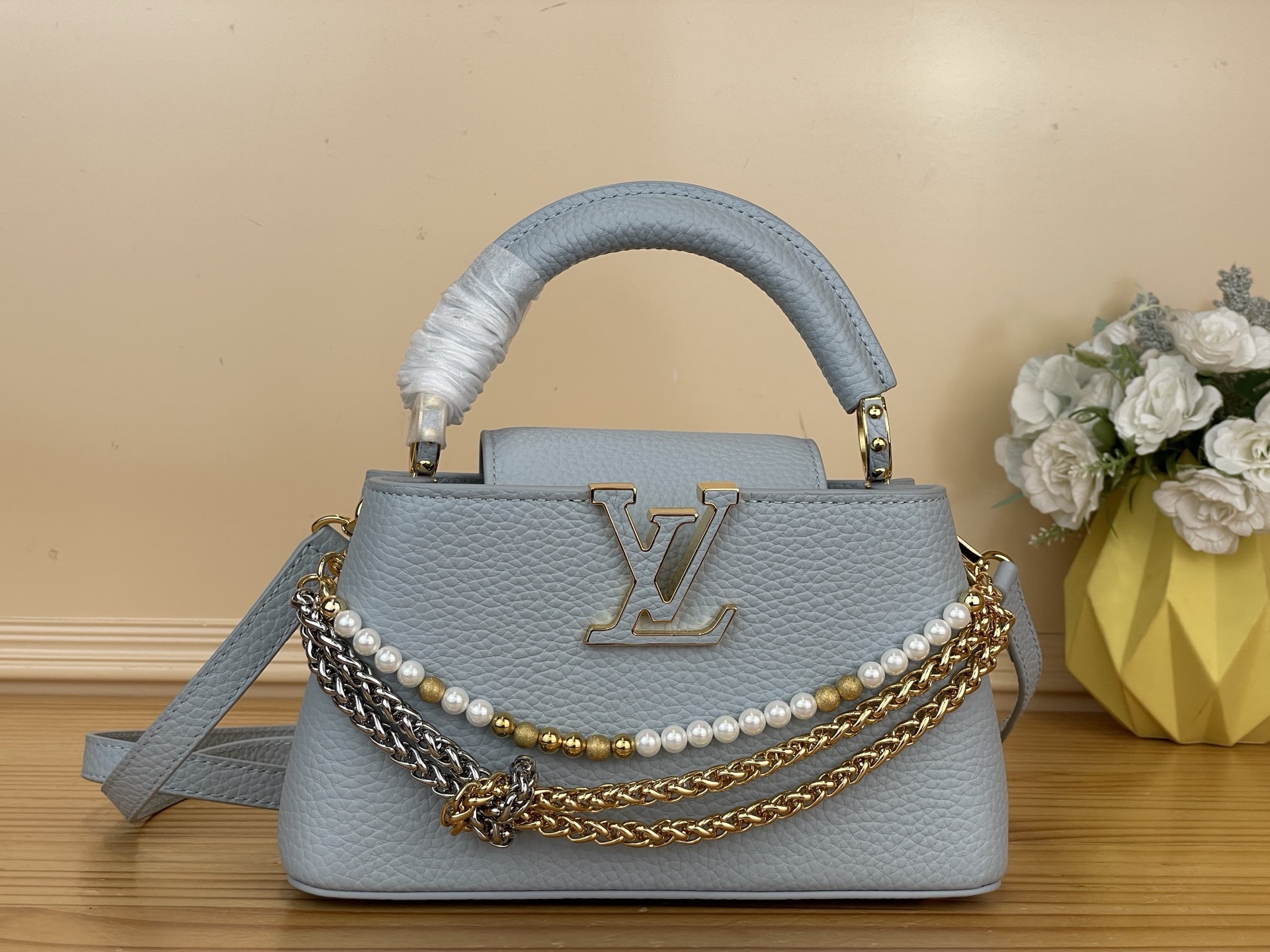 NO:767315,Top original order [CAUCINES WEST mini handbag] m28199 blue/pearl chain This Caucines mini handbag is made of fine Taurillon cow leather dip-dyed in deep tones, and paired with a double-plated chain that looks like jewelry, adding an elegant evening option to the Why Knot Hl series. Monogram decoration and exquisite beading embellish the chain. The flap can be folded in or out to provide ample carrying options. Size 12 x 8 x 22 cm  125121350 (length x height x width),,cowhide19860909顶级原单【CAUCINES WEST 迷你手袋】 m28199 蓝色/珍珠链 本款 Caucines 迷你手袋为细腻 Taurillon 牛皮革浸染深邃色调,并搭配宛若珠宝的双镀链条,为 Why Knot Hl系列增添优雅晚宴佳选.Monogram 装饰与精美珠饰装点链条.可内收或外置的翻盖丰富背携选择. 尺寸12 x 8 x 22 厘米 125121350 (长度 x 高 x 宽),,cowhide,Bag