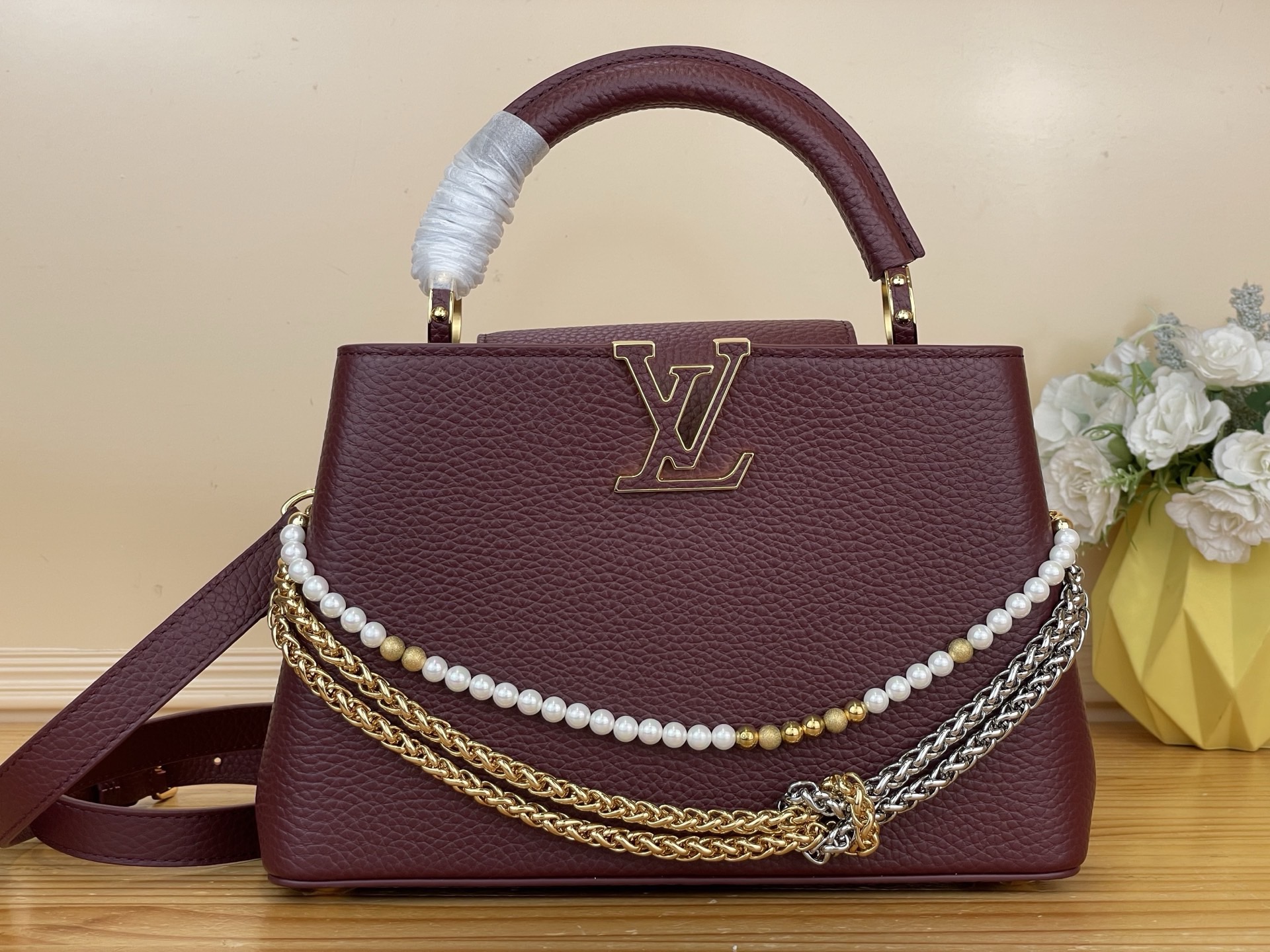NO:767326,Top original order [CAUCINES bb handbag] m27308 black/pearl chain m27309 pink/pearl chain burgundy This Caucines bb handbag is made of fine Taurillon cow leather dipped in deep tones, and paired with a double-plated chain that looks like jewelry, adding an elegant dinner option to the Why Knot Hl series. Monogram decoration and exquisite beading embellish the chain. The flap can be folded in or out to provide rich carrying options.  Dimensions 27 x 17.3 x 9 cm 135121550 (length x height x width),,cowhide19860909顶级原单【CAUCINES bb手袋】 m27308 黑色/珍珠链 m27309 粉色/珍珠链 酒红色 本款 Caucines bb手袋为细腻 Taurillon 牛皮革浸染深邃色调,并搭配宛若珠宝的双镀链条,为 Why Knot Hl系列增添优雅晚宴佳选.Monogram 装饰与精美珠饰装点链条.可内收或外置的翻盖丰富背携选择. 尺寸27 x 17.3 x 9 厘米 135121550 (长度 x 高 x 宽),,cowhide,Bag
