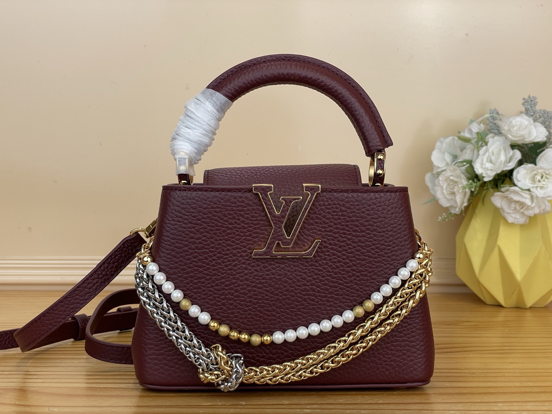 NO:767237,Top original order [CAUCINES mini handbag] m27308 black/pearl chain m27309 pink/pearl chain burgundy This Caucines mini handbag is made of fine Taurillon cow leather dipped in deep tones, and paired with a double-plated chain that looks like jewelry, adding an elegant dinner option to the Why Knot Hl series. Monogram decoration and exquisite beading embellish the chain. The flap can be folded in or out to enrich the carrying options.  Dimensions 13.6 x 21 x 8 cm 125121350 (length x height x width),,cowhide19860909顶级原单【CAUCINES 迷你手袋】 m27308 黑色/珍珠链 m27309 粉色/珍珠链 酒红色 本款 Caucines 迷你手袋为细腻 Taurillon 牛皮革浸染深邃色调,并搭配宛若珠宝的双镀链条,为 Why Knot Hl系列增添优雅晚宴佳选.Monogram 装饰与精美珠饰装点链条.可内收或外置的翻盖丰富背携选择. 尺寸13.6 x 21 x 8 厘米 125121350 (长度 x 高 x 宽),,cowhide,Bag