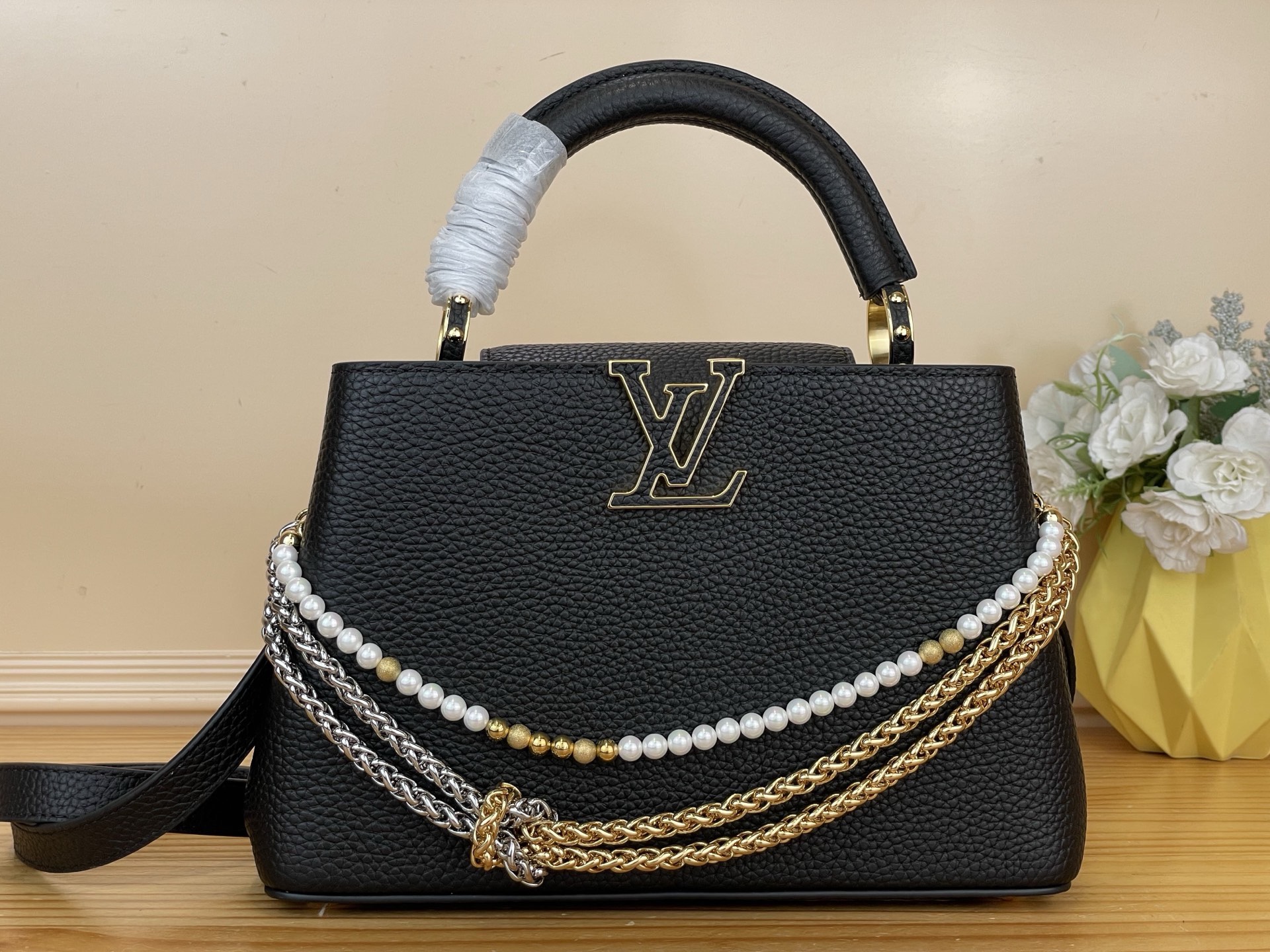 NO:767247,Top original order [CAUCINES bb handbag] m27308 black/pearl chain m27309 pink/pearl chain This Caucines bb handbag is made of fine Taurillon cow leather dip-dyed in deep tones, and paired with a double-plated chain that looks like jewelry, adding an elegant evening option to the Why Knot Hl series. Monogram decoration and exquisite beading embellish the chain. The flap can be folded in or out to enrich carrying options. Size 27 x  17.3 x 9 cm 135121450 (length x height x width),,cowhide19860909顶级原单【CAUCINES bb手袋】 m27308 黑色/珍珠链 m27309 粉色/珍珠链 本款 Caucines bb手袋为细腻 Taurillon 牛皮革浸染深邃色调,并搭配宛若珠宝的双镀链条,为 Why Knot Hl系列增添优雅晚宴佳选.Monogram 装饰与精美珠饰装点链条.可内收或外置的翻盖丰富背携选择. 尺寸27 x 17.3 x 9 厘米 135121450 (长度 x 高 x 宽),,cowhide,Bag