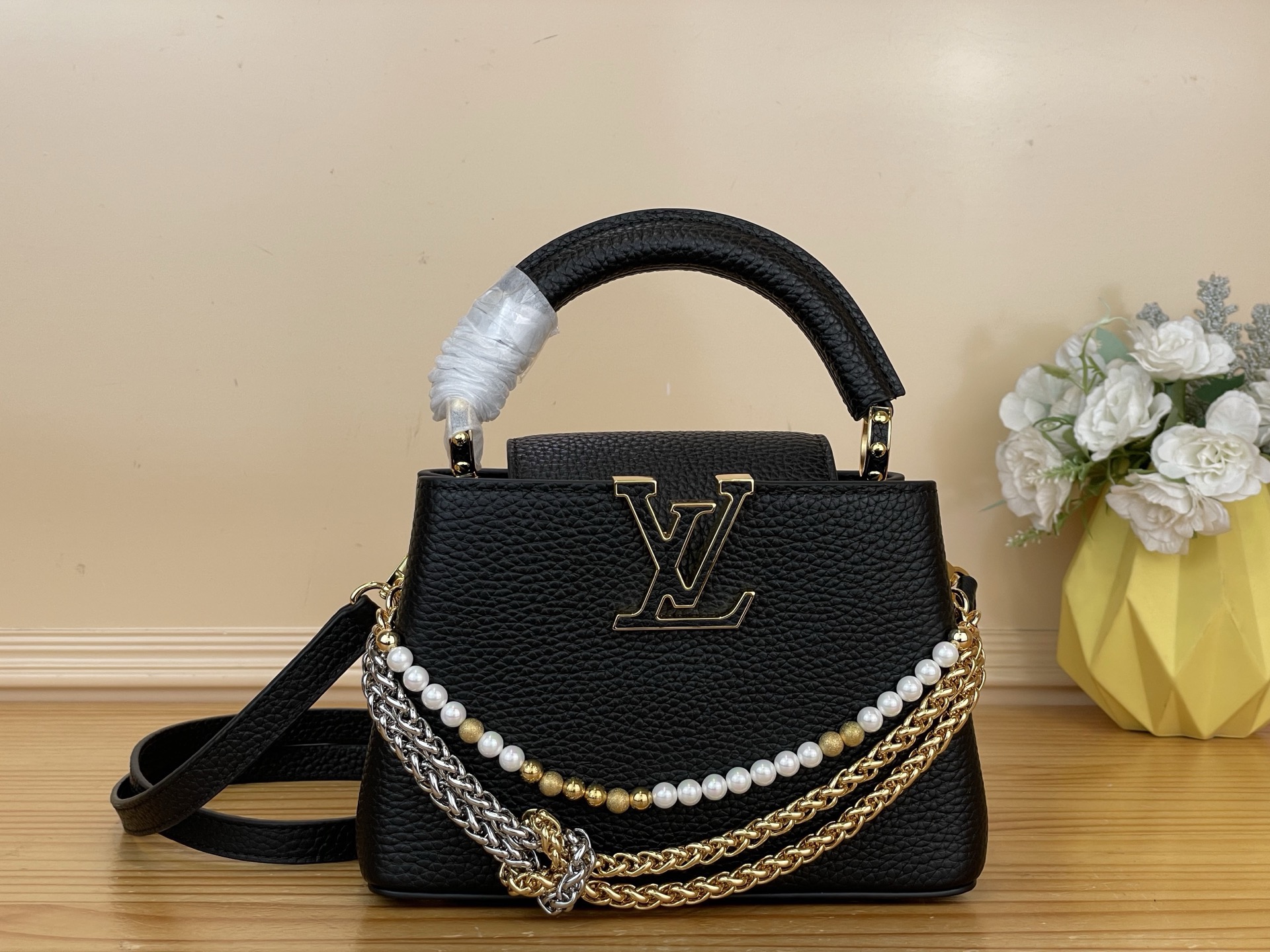 NO:767256,Top original order [CAUCINES mini handbag] m27308 black/pearl chain m27309 pink/pearl chain This Caucines mini handbag is made of fine Taurillon cow leather dip-dyed in deep tones, and paired with a double-plated chain that looks like jewelry, adding an elegant evening option to the Why Knot Hl series. Monogram decoration and exquisite beading embellish the chain. The flap can be folded in or out to enrich carrying options. Size 13.6  x 21 x 8 cm 125121350 (length x height x width),,cowhide19860909顶级原单【CAUCINES 迷你手袋】 m27308 黑色/珍珠链 m27309 粉色/珍珠链 本款 Caucines 迷你手袋为细腻 Taurillon 牛皮革浸染深邃色调,并搭配宛若珠宝的双镀链条,为 Why Knot Hl系列增添优雅晚宴佳选.Monogram 装饰与精美珠饰装点链条.可内收或外置的翻盖丰富背携选择. 尺寸13.6 x 21 x 8 厘米 125121350 (长度 x 高 x 宽),,cowhide,Bag