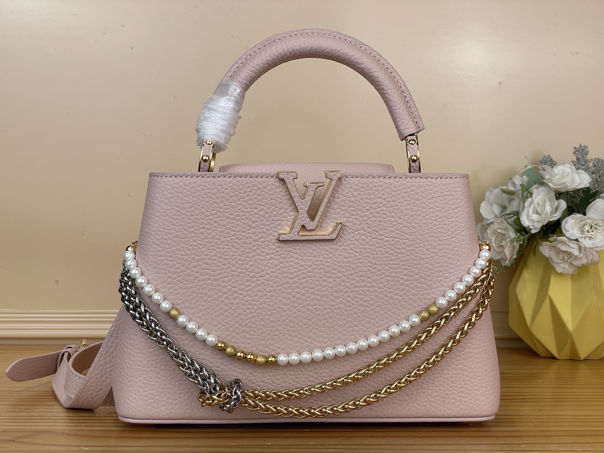 NO:767265,Top original order [CAUCINES bb handbag] m27308 black/pearl chain m27309 pink/pearl chain This Caucines bb handbag is made of fine Taurillon cow leather dip-dyed in deep tones, and paired with a double-plated chain that looks like jewelry, adding an elegant evening option to the Why Knot Hl series. Monogram decoration and exquisite beading embellish the chain. The flap can be folded in or out to enrich carrying options. Size 27 x  17.3 x 9 cm 135121450 (length x height x width),,cowhide19860909顶级原单【CAUCINES bb手袋】 m27308 黑色/珍珠链 m27309 粉色/珍珠链 本款 Caucines bb手袋为细腻 Taurillon 牛皮革浸染深邃色调,并搭配宛若珠宝的双镀链条,为 Why Knot Hl系列增添优雅晚宴佳选.Monogram 装饰与精美珠饰装点链条.可内收或外置的翻盖丰富背携选择. 尺寸27 x 17.3 x 9 厘米 135121450 (长度 x 高 x 宽),,cowhide,Bag