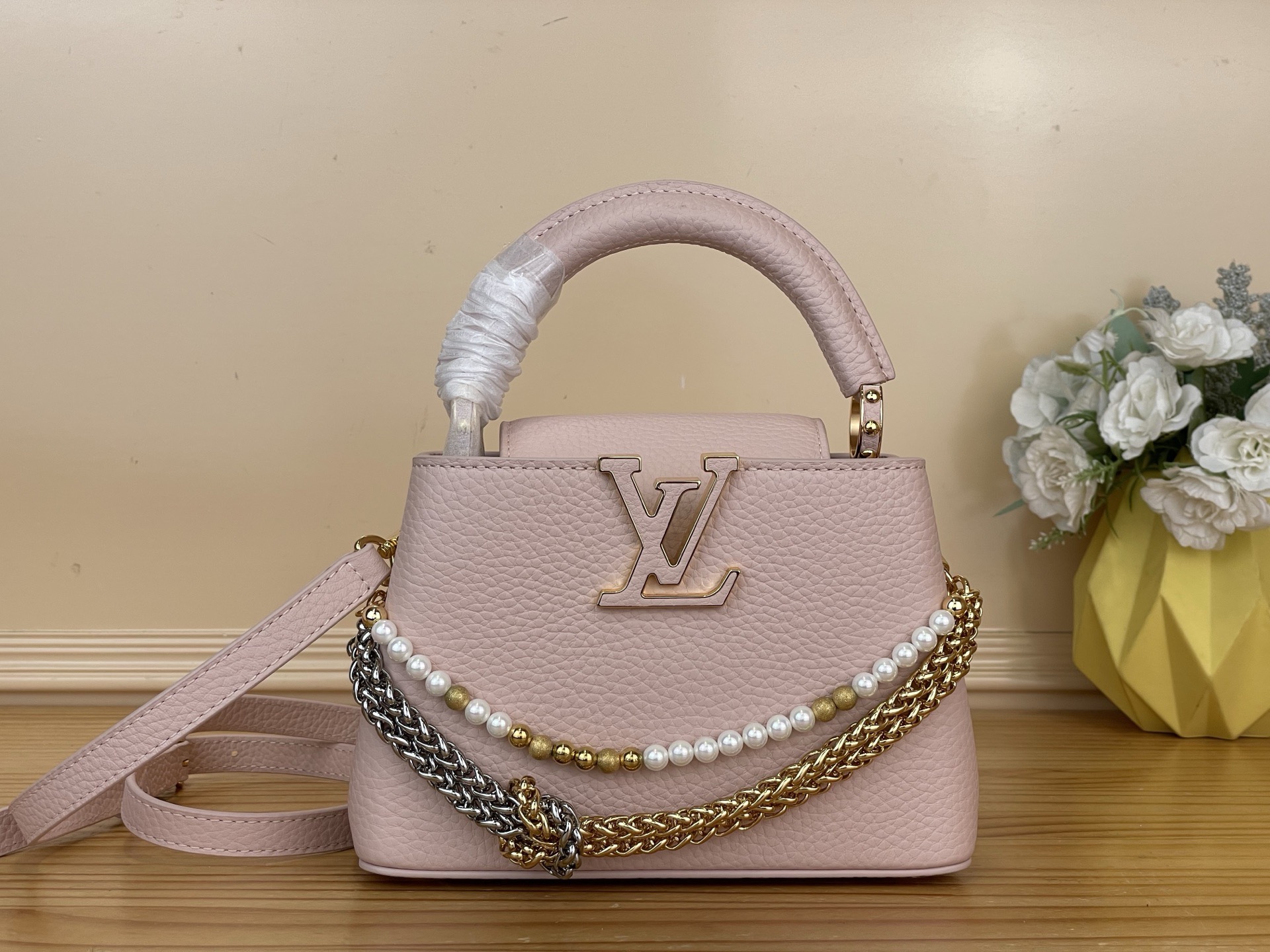 NO:767275,Top original order [CAUCINES mini handbag] m27308 black/pearl chain m27309 pink/pearl chain This Caucines mini handbag is made of fine Taurillon cow leather dip-dyed in deep tones, and paired with a double-plated chain that looks like jewelry, adding an elegant evening option to the Why Knot Hl series. Monogram decoration and exquisite beading embellish the chain. The flap can be folded in or out to enrich carrying options. Size 13.6  x 21 x 8 cm 125121350 (length x height x width),,cowhide19860909顶级原单【CAUCINES 迷你手袋】 m27308 黑色/珍珠链 m27309 粉色/珍珠链 本款 Caucines 迷你手袋为细腻 Taurillon 牛皮革浸染深邃色调,并搭配宛若珠宝的双镀链条,为 Why Knot Hl系列增添优雅晚宴佳选.Monogram 装饰与精美珠饰装点链条.可内收或外置的翻盖丰富背携选择. 尺寸13.6 x 21 x 8 厘米 125121350 (长度 x 高 x 宽),,cowhide,Bag