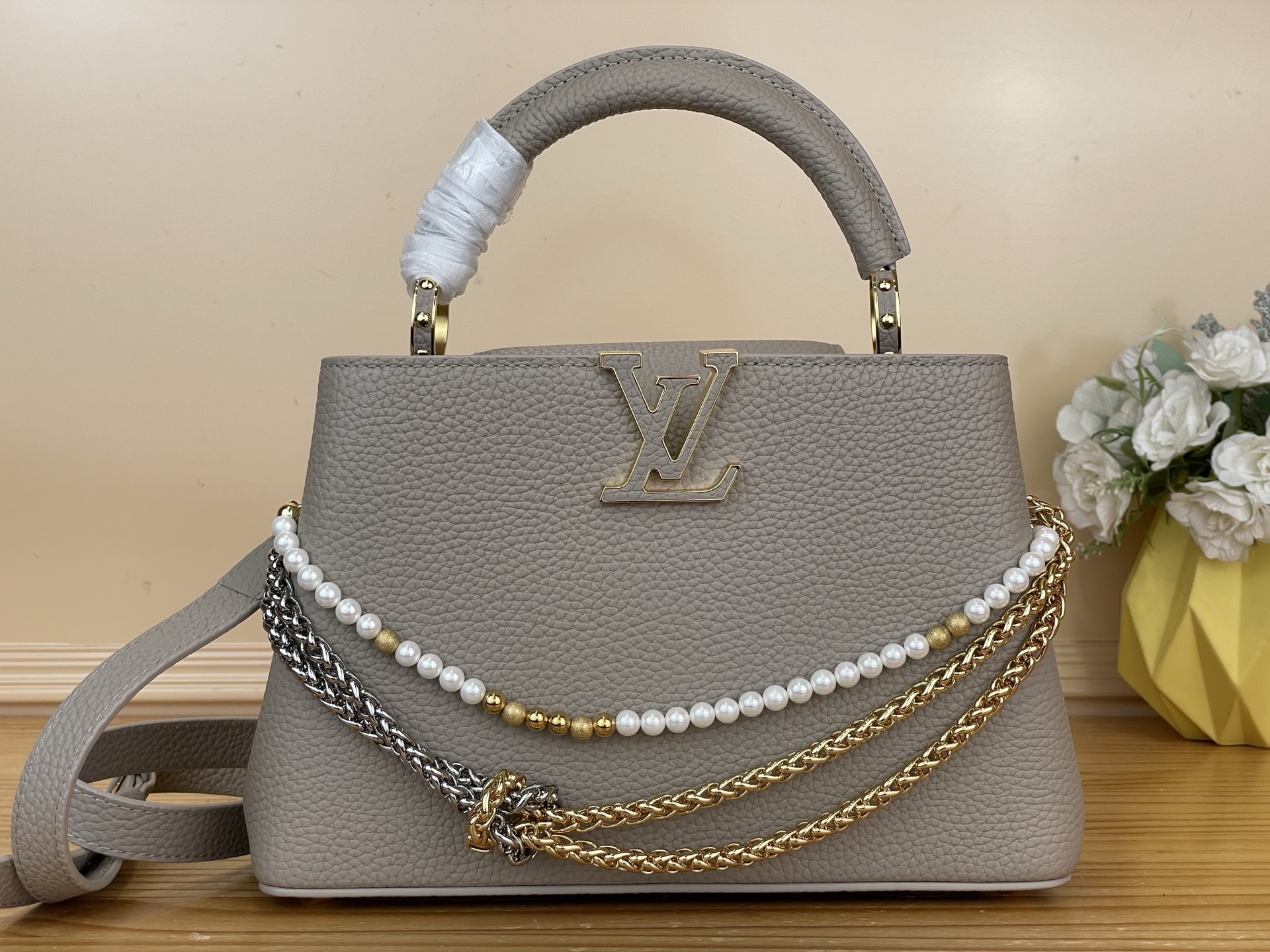 NO:767285,Top original order [CAUCINES bb handbag] m27308 black/pearl chain m27309 pink/pearl chain gray This Caucines bb handbag is made of fine Taurillon cow leather dip-dyed in deep tones, and paired with a double-plated chain that looks like jewelry, adding an elegant dinner option to the Why Knot Hl series. Monogram decoration and exquisite beading embellish the chain. The flap can be folded in or out to provide rich carrying options. Size 27  x 17.3 x 9 cm 135121450 (length x height x width),,cowhide19860909顶级原单【CAUCINES bb手袋】 m27308 黑色/珍珠链 m27309 粉色/珍珠链 灰色 本款 Caucines bb手袋为细腻 Taurillon 牛皮革浸染深邃色调,并搭配宛若珠宝的双镀链条,为 Why Knot Hl系列增添优雅晚宴佳选.Monogram 装饰与精美珠饰装点链条.可内收或外置的翻盖丰富背携选择. 尺寸27 x 17.3 x 9 厘米 135121450 (长度 x 高 x 宽),,cowhide,Bag