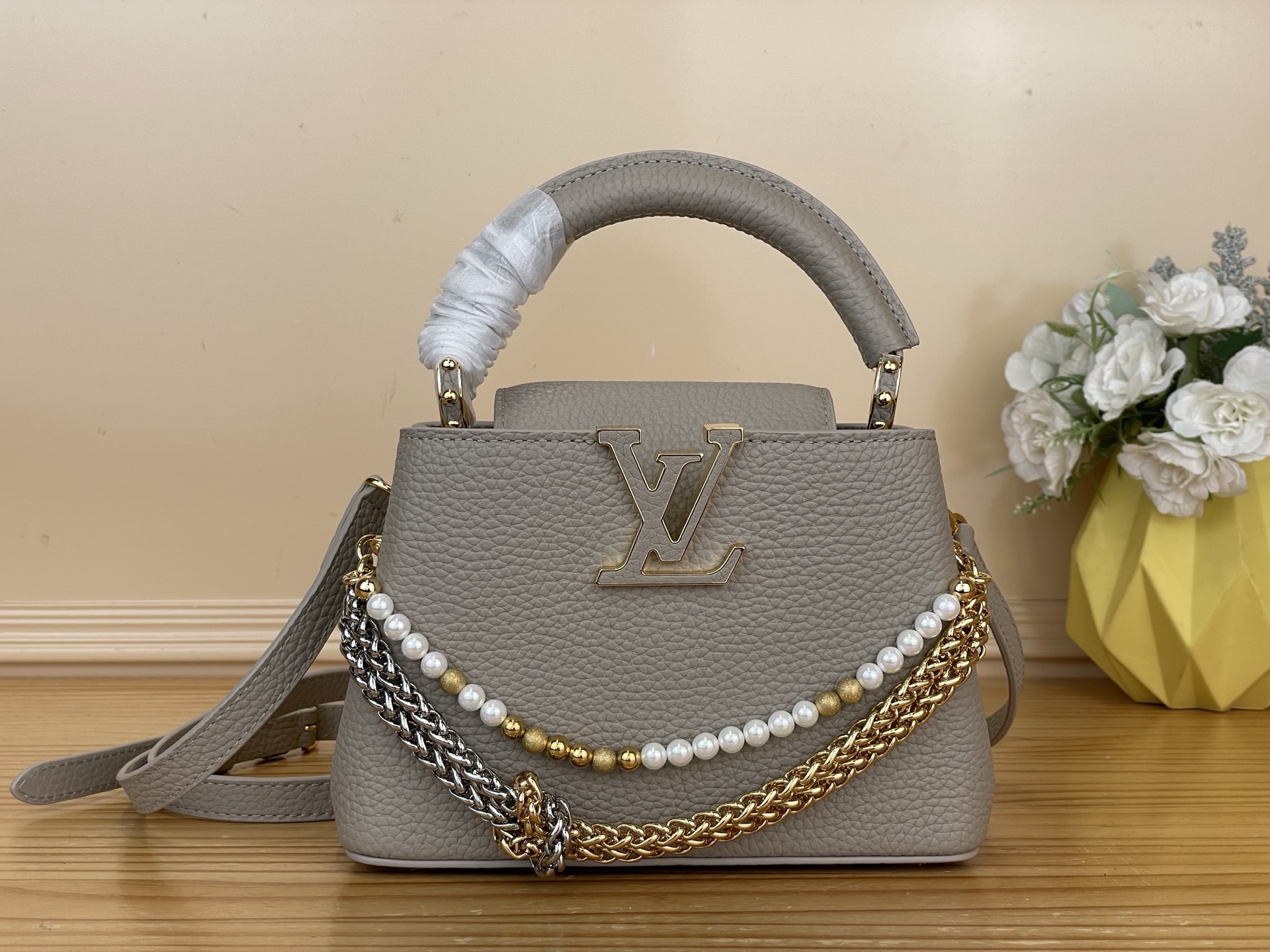 NO:767296,Top original item [CAUCINES mini handbag] m27308 black/pearl chain m27309 pink/pearl chain gray This Caucines mini handbag is made of fine Taurillon cow leather dipped in deep tones, and paired with a double-plated chain that looks like jewelry, adding an elegant dinner option to the Why Knot Hl series. Monogram decoration and exquisite beading embellish the chain. The flap can be folded in or out to provide rich carrying options.  Dimensions 13.6 x 21 x 8 cm 125121350 (length x height x width),,cowhide19860909顶级原单【CAUCINES 迷你手袋】 m27308 黑色/珍珠链 m27309 粉色/珍珠链 灰色 本款 Caucines 迷你手袋为细腻 Taurillon 牛皮革浸染深邃色调,并搭配宛若珠宝的双镀链条,为 Why Knot Hl系列增添优雅晚宴佳选.Monogram 装饰与精美珠饰装点链条.可内收或外置的翻盖丰富背携选择. 尺寸13.6 x 21 x 8 厘米 125121350 (长度 x 高 x 宽),,cowhide,Bag