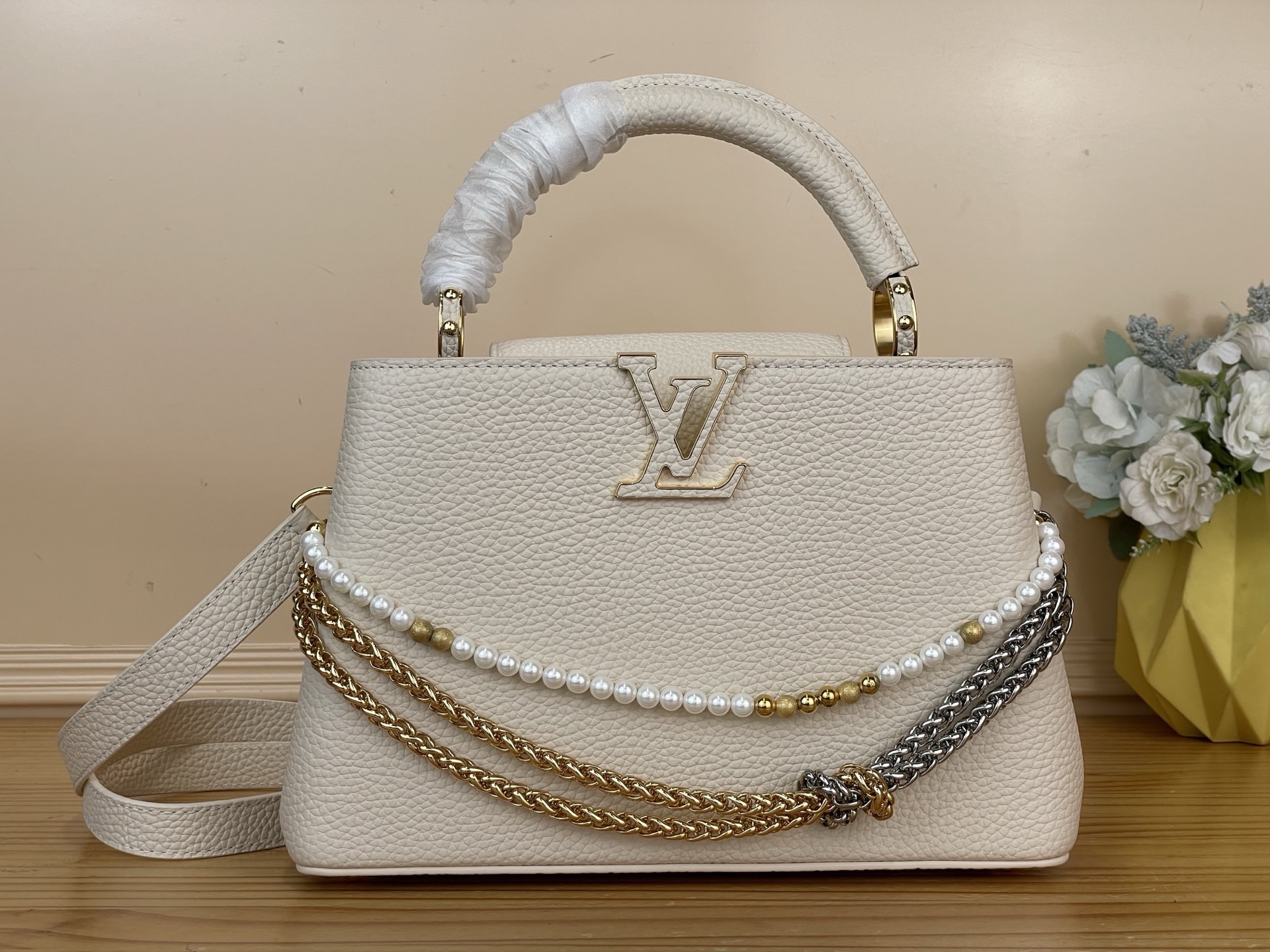NO:767307,Top original order [CAUCINES bb handbag] m27308 black/pearl chain m27309 pink/pearl chain white This Caucines bb handbag is made of fine Taurillon cow leather dip-dyed in deep tones, and paired with a double-plated chain that looks like jewelry, adding an elegant dinner option to the Why Knot Hl series. Monogram decoration and exquisite beading embellish the chain. The flap can be folded in or out to provide rich carrying options. Size 27  x 17.3 x 9 cm 135121450 (length x height x width),,cowhide19860909顶级原单【CAUCINES bb手袋】 m27308 黑色/珍珠链 m27309 粉色/珍珠链 白色 本款 Caucines bb手袋为细腻 Taurillon 牛皮革浸染深邃色调,并搭配宛若珠宝的双镀链条,为 Why Knot Hl系列增添优雅晚宴佳选.Monogram 装饰与精美珠饰装点链条.可内收或外置的翻盖丰富背携选择. 尺寸27 x 17.3 x 9 厘米 135121450 (长度 x 高 x 宽),,cowhide,Bag