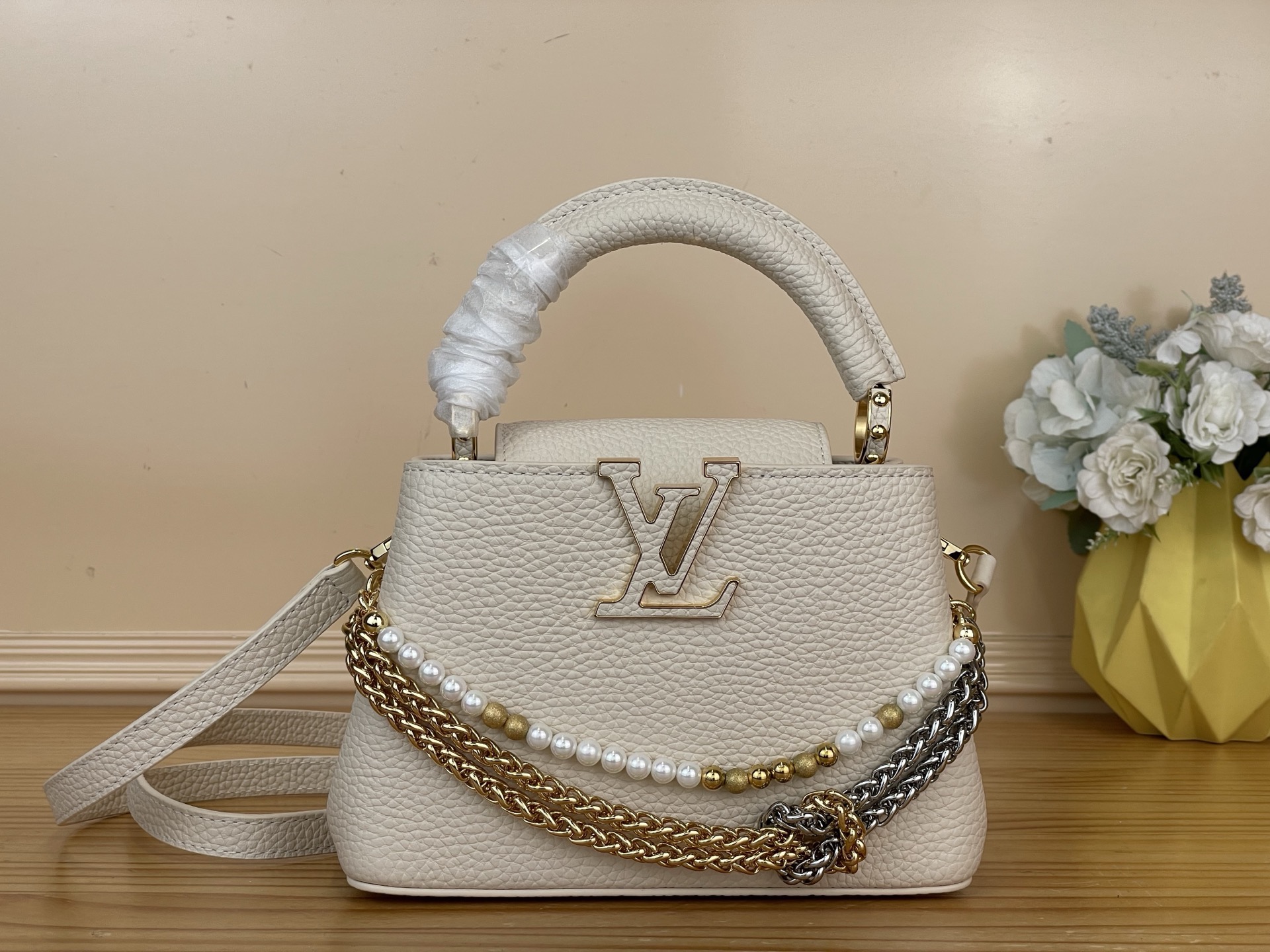 NO:767318,Top original order [CAUCINES mini handbag] m27308 black/pearl chain m27309 pink/pearl chain white This Caucines mini handbag is made of fine Taurillon leather dipped in deep tones, and paired with a double-plated chain that looks like jewelry, adding an elegant evening option to the Why Knot Hl series. Monogram decoration and exquisite beading embellish the chain. The flap can be folded in or out to provide ample carrying options.  Dimensions 13.6 x 21 x 8 cm 125121350 (length x height x width),,cowhide19860909顶级原单【CAUCINES 迷你手袋】 m27308 黑色/珍珠链 m27309 粉色/珍珠链 白色 本款 Caucines 迷你手袋为细腻 Taurillon 牛皮革浸染深邃色调,并搭配宛若珠宝的双镀链条,为 Why Knot Hl系列增添优雅晚宴佳选.Monogram 装饰与精美珠饰装点链条.可内收或外置的翻盖丰富背携选择. 尺寸13.6 x 21 x 8 厘米 125121350 (长度 x 高 x 宽),,cowhide,Bag