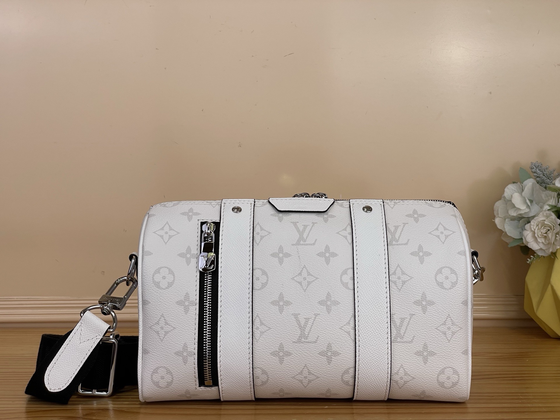 NO:767235,Top original order [CITY KEEALL handbag] m27644 white flower. This City Keeall handbag is made of Monogram coated canvas and Taigarama Hr leather. It reinterprets Louis Vuitton's classic travel bag with a simple and modern configuration, and can easily store daily necessities. The zippered front pocket has rich practical functions, and the detachable wide shoulder strap adopts an adjustable design to create a comfortable carrying experience. Dimensions 27.5 x 16.5 x 15 cm  5216065 (length x height x width),,louis vuitton19860909顶级原单【CITY KEEALL 手袋】 m27644 白花 本款 City Keeall 手袋选用 Monogram 涂层帆布和 Taigarama Hr皮革,以简约摩登构型重绎路易威登经典旅行袋,轻松收纳日常用品.拉链前袋丰富实用功能,可拆卸宽肩带采用可调节设计,打造舒适背携体验. 尺寸27.5 x 16.5 x 15 厘米 5216065 (长度 x 高 x 宽),,louis vuitton,Bag