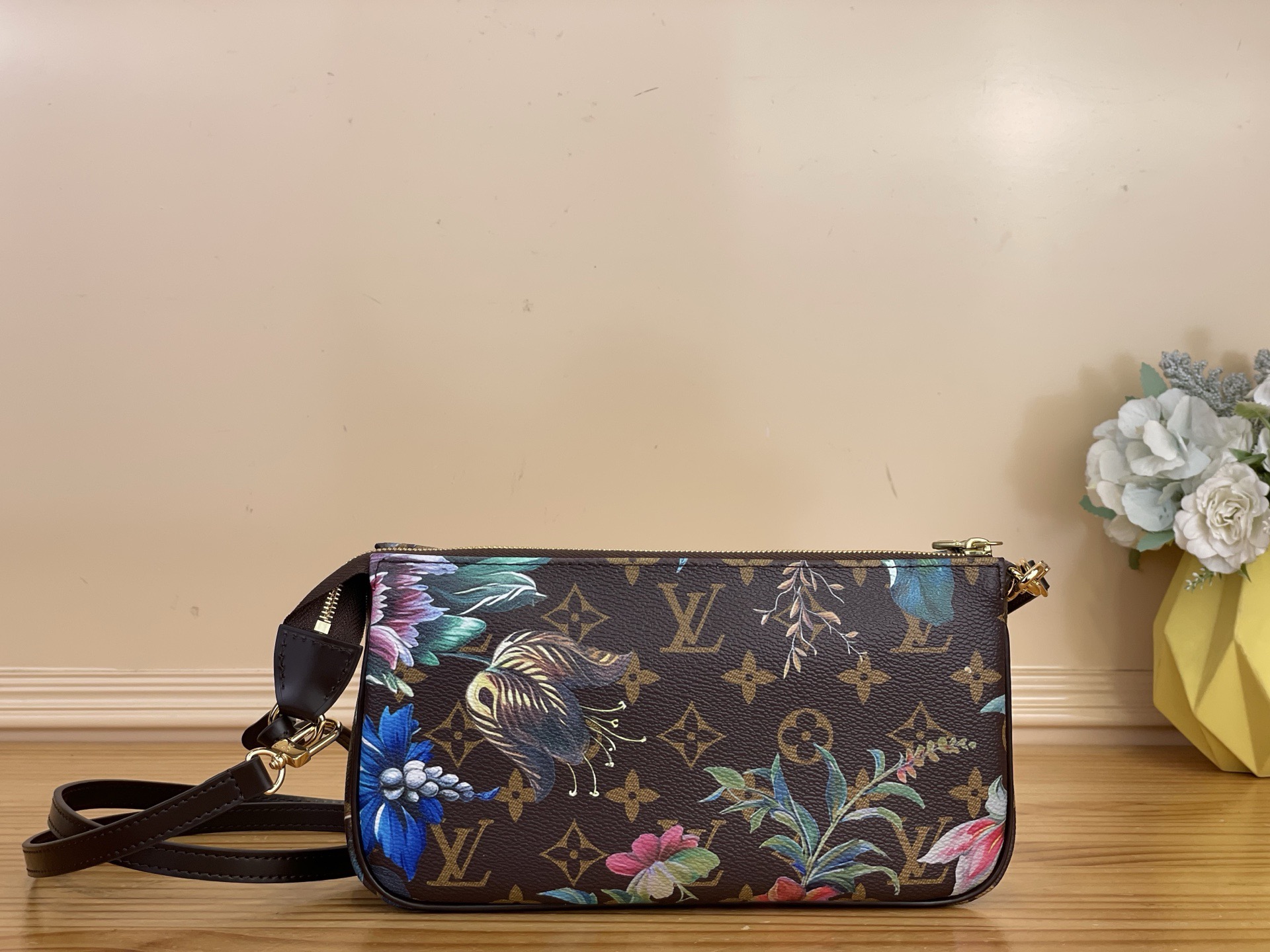 NO:767324,Top original item [ochette Accessoires handbag] m29148 Flower This Louis Vuitton ochette Accessories handbag launches the Monogram Eden Hr version, which finds a visual balance between eye-catching and restrained in the chic flower pattern. The classic Monogram canvas is exquisitely constructed, with smooth cowhide leather trim and metal hardware. The spacious compartment can accommodate daily necessities, and the inner patch pocket keeps cards and receipts organized. Dimensions 23.5 x 13.5 x 4  cm.4015055 (length x height x width),,louis vuitton,cowhide19860909顶级原单【ochette Accessoires 手袋】 m29148 花卉 这路易威登 ochette Accessories 手袋推出 Monogram Eden Hr版本,在别致花朵图案中找寻瞩目与内敛的视觉平衡.经典 Monogram 帆布塑造精巧构型,搭配光滑牛皮革饰边和金属件.宽敞隔层可容纳日常所需,内贴袋令卡片和票据井然有序. 尺寸23.5 x 13.5 x 4 厘米.4015055 (长度 x 高 x 宽),,louis vuitton,cowhide,Bag