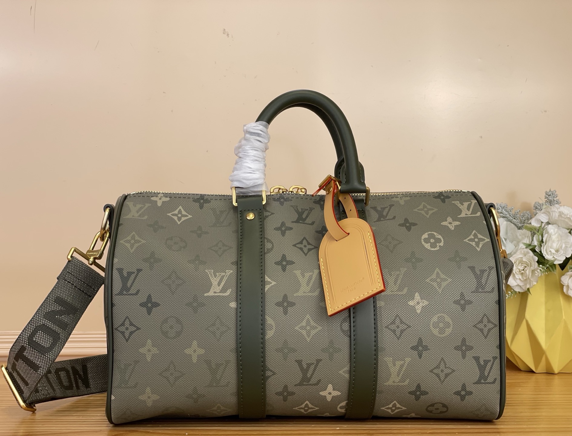 NO:767342,Top original item [KEEALL BANDOULIRE 35 handbag] m27054 Army Green This Keeall Bandoulière 35 handbag is made of coated canvas with Monogram Hx pattern, and its main body is khaki green. The detachable and adjustable leather shoulder strap allows for comfortable shoulder or cross-body wear, and the rolled leather top handle adds a hand-held option. Dimensions 21 x 16 x 34 cm 7218085 (H x  width x length),19860909顶级原单【KEEALL BANDOULIRE 35 手袋】 m27054 军绿色 本款 Keeall Bandoulière 35 手袋为 带有 Monogram Hx图案的涂层帆布制成,其主体为卡其绿色.可拆卸并调节的皮革肩带实现舒适肩背或斜跨,辊压皮革顶部手柄再添手提选择. 尺寸21 x 16 x 34 厘米7218085 (高 x 宽 x 长度),,Bag