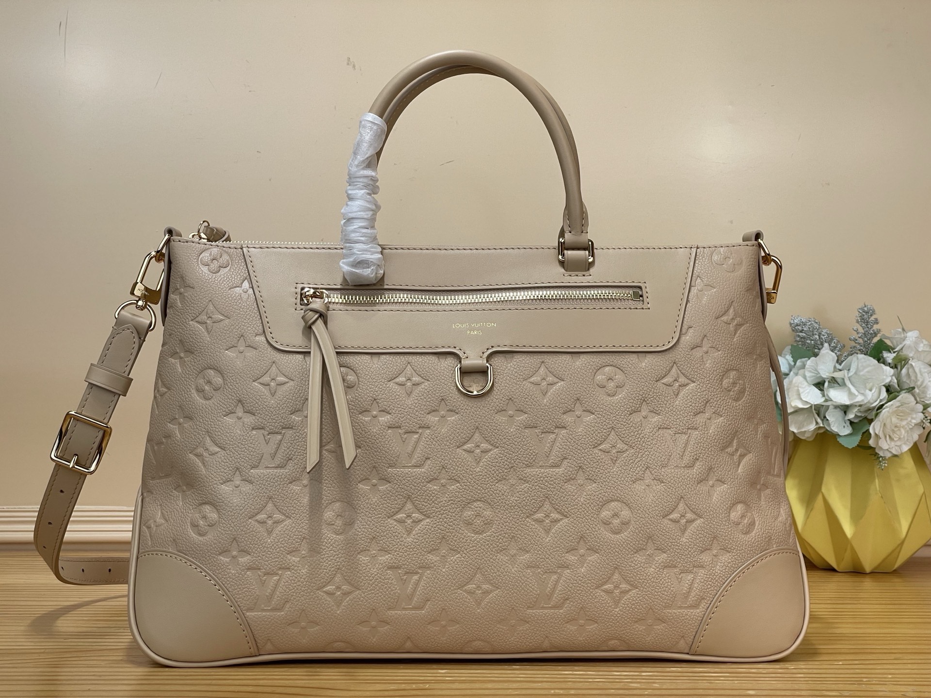 NO:767521,Top original order [Skyline MM handbag] M28406 black 29152 apricot (embossed) Monogram Emreinte series launched Skyline  MMYs is a modern day-to-day tote perfect for the work week with plenty of room for your laptop. Inspired by the fast pace of Paris and New York, it is made from leather stamped with the brand's signature monogram and decorated with elegant gold hardware. The D-ring detail is perfect for wearing amulets, chains, keys and more Dimensions 40x26x15 cm 8919095,19860909顶级原单【Skyline MM 手袋】M28406 黑色 29152 杏色（压花） Monogram Emreinte系列推出了Skyline MMYs这是一款现代日用手提袋,非常适合工作周使用,有足够的空间存放笔记本电脑.它的灵感来自快节奏的巴黎和纽约,由皮革制成,上面印有该品牌标志性的首字母组合,并装饰有优雅的金色五金件.D形环细节非常适合佩戴护身符、链条、钥匙等 尺寸 40x26x15厘米 8919095,,Bag