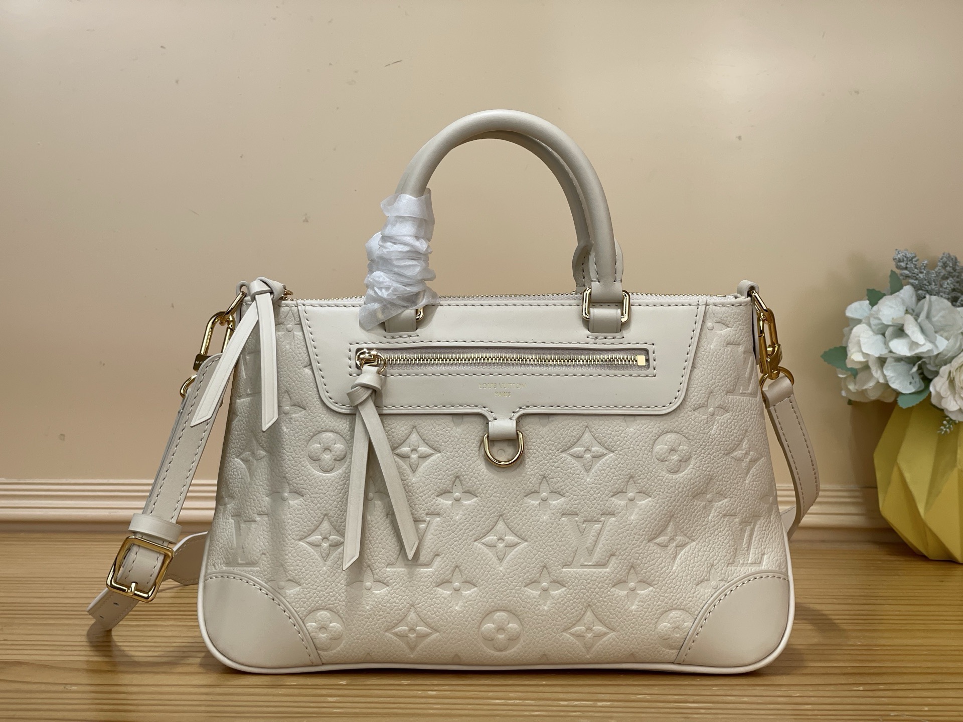 NO:767540,Top Original [Skyline M Handbag] m29153 White m28511 Black The Skyline M is the perfect city tote, inspired by the vibrant landscapes of Paris and New York. It is made from iconic Monogram Emreinte Ys leather in a timeless color palette and decorated with elegant gold hardware, including D-rings for attaching keys, charms, and more. The versatile design also features a front zipper pocket to keep small items within easy reach.  Size 28-17-10 cm 7518085 (length-height-width),19860909顶级原单【Skyline M 手袋】 m29153 白色 m28511 黑色 Skyline M是完美的城市手提包,灵感来自巴黎和纽约充满活力的风景.它由标志性的Monogram Emreinte Ys皮革制成,采用永恒的调色板,并装饰着优雅的金色五金件,包括用于连接钥匙、吊饰等的D形环.多功能设计还配有前拉链口袋,便于将小物品放在触手可及的地方. 尺寸28-17-10 厘米 7518085（长度-高度-宽度）,,Bag