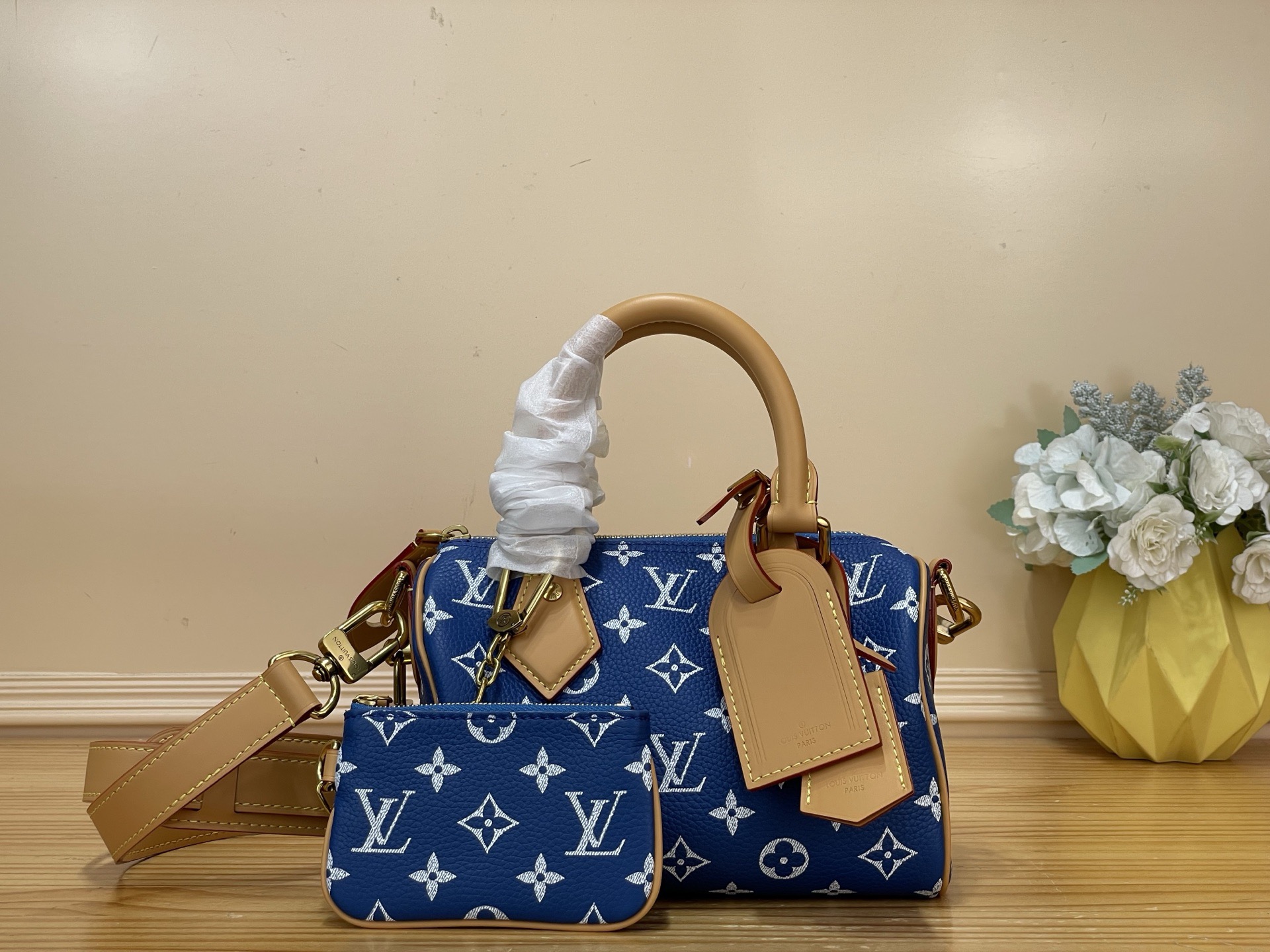 NO:767476,Top original order [SEEDY 9 BANDOULIRE 20 handbag] m28186 yellow m28185 blue Men's creative director harrell Williams' ingenious attention to detail is vividly displayed on this Seedy 9 Bandoulière 20 handbag. Soft cow leather sets off the Monogram pattern, the iconic 9  The nameplate is embellished with sheepskin lining, highlighting the collector's taste. The compact structure is simple and practical, and can accommodate a smartphone, a small wallet and sunglasses. Dimensions: 22 x 14 x 17.5 cm (length x height x width),,cowhide,sheepskin19860909顶级原单【SEEDY 9 BANDOULIRE 20 手袋】 m28186 黄色 m28185 蓝色 男装创意总监 harrell Williams 对细节的匠心雕琢,于此款 Seedy 9 Bandoulière 20 手袋上淋漓呈现.柔软牛皮革烘托 Monogram 图案,标志性 9 铭牌点缀羊皮革内衬,彰显收藏品位.紧凑构型简约实用,可容纳智能手机、小号钱夹和太阳眼镜. 尺寸22 x 14 x 17.5 厘米 (长度 x 高 x 宽),,cowhide,sheepskin,Bag