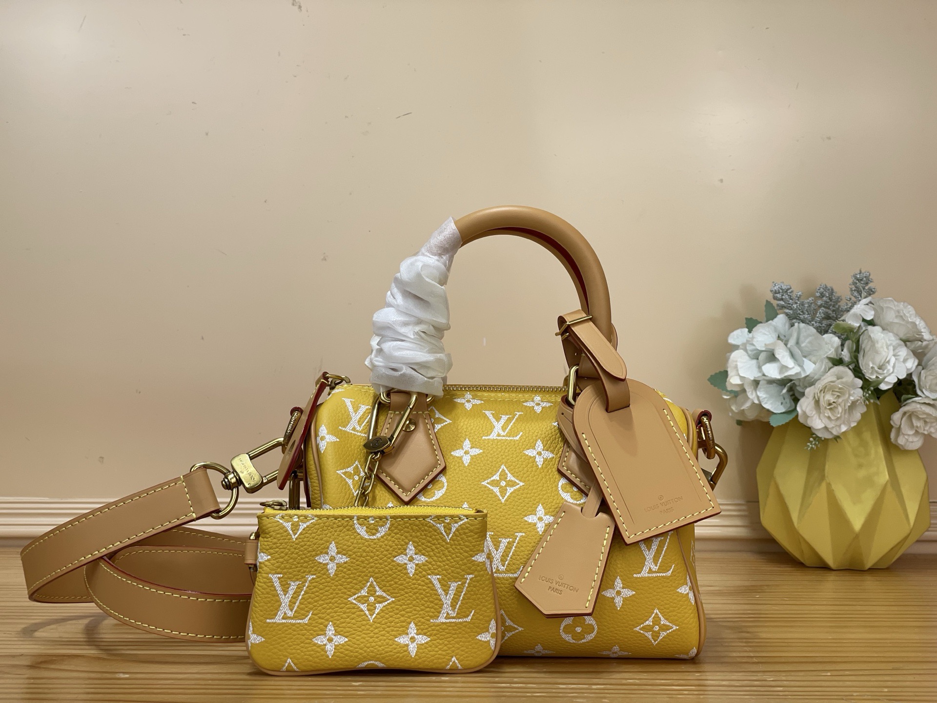 NO:767493,Top original order [SEEDY 9 BANDOULIRE 20 handbag] m28186 yellow m28185 blue Men's creative director harrell Williams ms's ingenious attention to detail is vividly displayed on this Seedy 9 Bandoulière 20 handbag. Soft cow leather sets off the Monogram pattern, the iconic 9  The nameplate is embellished with sheepskin lining, highlighting the collector's taste. The compact structure is simple and practical, and can accommodate a smartphone, a small wallet and sunglasses. Dimensions: 22 x 14 x 17.5 cm. (Length x Height x Width),,cowhide,sheepskin19860909顶级原单【SEEDY 9 BANDOULIRE 20 手袋】 m28186 黄色 m28185 蓝色 男装创意总监 harrell Williams ms对细节的匠心雕琢,于此款 Seedy 9 Bandoulière 20 手袋上淋漓呈现.柔软牛皮革烘托 Monogram 图案,标志性 9 铭牌点缀羊皮革内衬,彰显收藏品位.紧凑构型简约实用,可容纳智能手机、小号钱夹和太阳眼镜. 尺寸22 x 14 x 17.5 厘米. (长度 x 高 x 宽),,cowhide,sheepskin,Bag