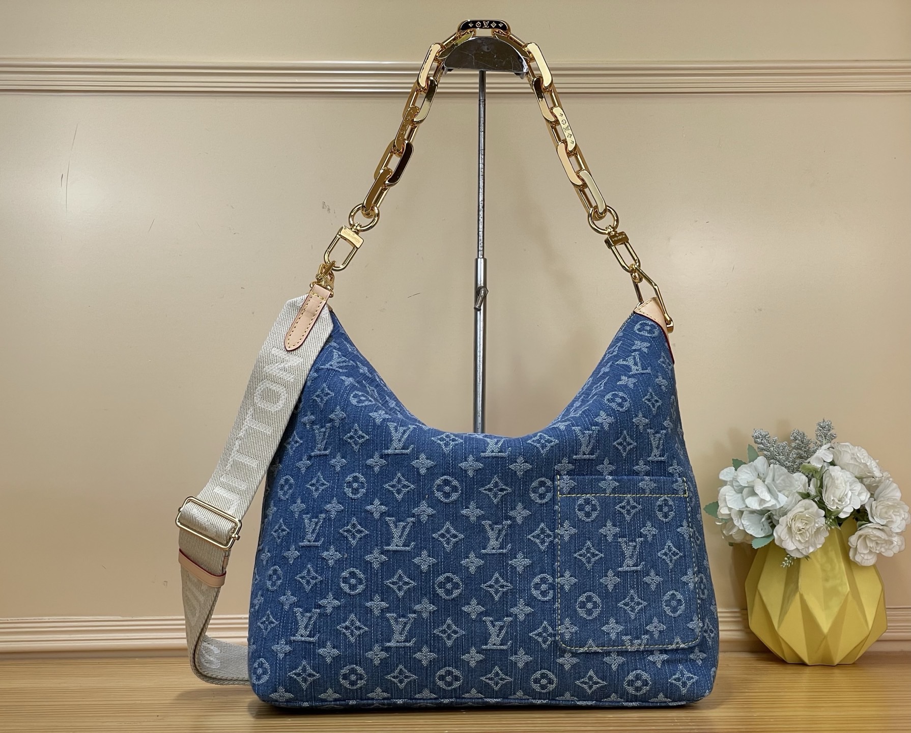 NO:767610,Top Original [Sac Coussin Hobo Handbag] m28331 Blue/Denim This hobo cushion bag is reimagined in current blue denim and accented with contrasting leather trim. Perfect for moving from the office to the weekend, it's embellished with a thick gold LV gx chain and features a removable zip pocket for small items. Its format is perfect for holding everyday essentials, including laptops and long wallets. Dimensions 38x33x10cm  7018085 (length x height x width),,louis vuitton,wallets19860909顶级原单【Sac Coussin Hobo手袋】 m28331 蓝色/牛仔 这款流浪汉靠垫包采用当前的蓝色牛仔布重新设计,并辅以对比鲜明的皮革装饰.非常适合从办公室到周末搬家,它装饰着厚厚的金色LV gx链条,并配有一个可拆卸的拉链口袋,用于存放小物品.它的格式非常适合容纳日常必需品,包括笔记本电脑和长钱包. 尺寸38x33x10厘米 7018085（长x高x宽）,,louis vuitton,wallets,Bag