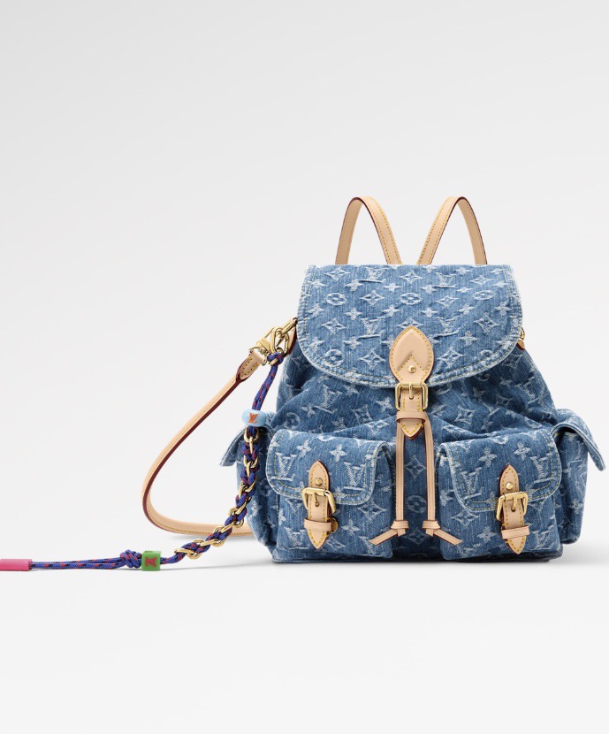NO:767579,Top original item [Montsouris Cargo Backpack] M27330 Denim Denim Denim Rendez-Vous series presents the classic Montsouris Cargo Jh backpack, with playful braided charms smartly embellished on one side. The cotton bag is decorated with contrasting leather trim and has a detachable shoulder strap, which can be worn on one shoulder or on both shoulders. There is plenty of space to store tablets and books, and the inner patch pocket makes it easy to properly store valuables.  Dimensions 32 x 30.5 x 16 cm 7618085,19860909顶级原单【Montsouris Cargo 双肩包】M27330牛仔丹宁 Denim Rendez-Vous 系列呈献经典 Montsouris Cargo Jh双肩包,俏皮编结挂饰灵动点缀一侧.棉质包身搭配撞色皮革饰边,并设可拆卸肩带,可随心切换单肩或双肩背携.充裕空间可收纳平板电脑与书籍,内贴袋便于妥善安放贵重物品. 尺寸32 x 30.5 x 16 厘米 7618085,,Bag