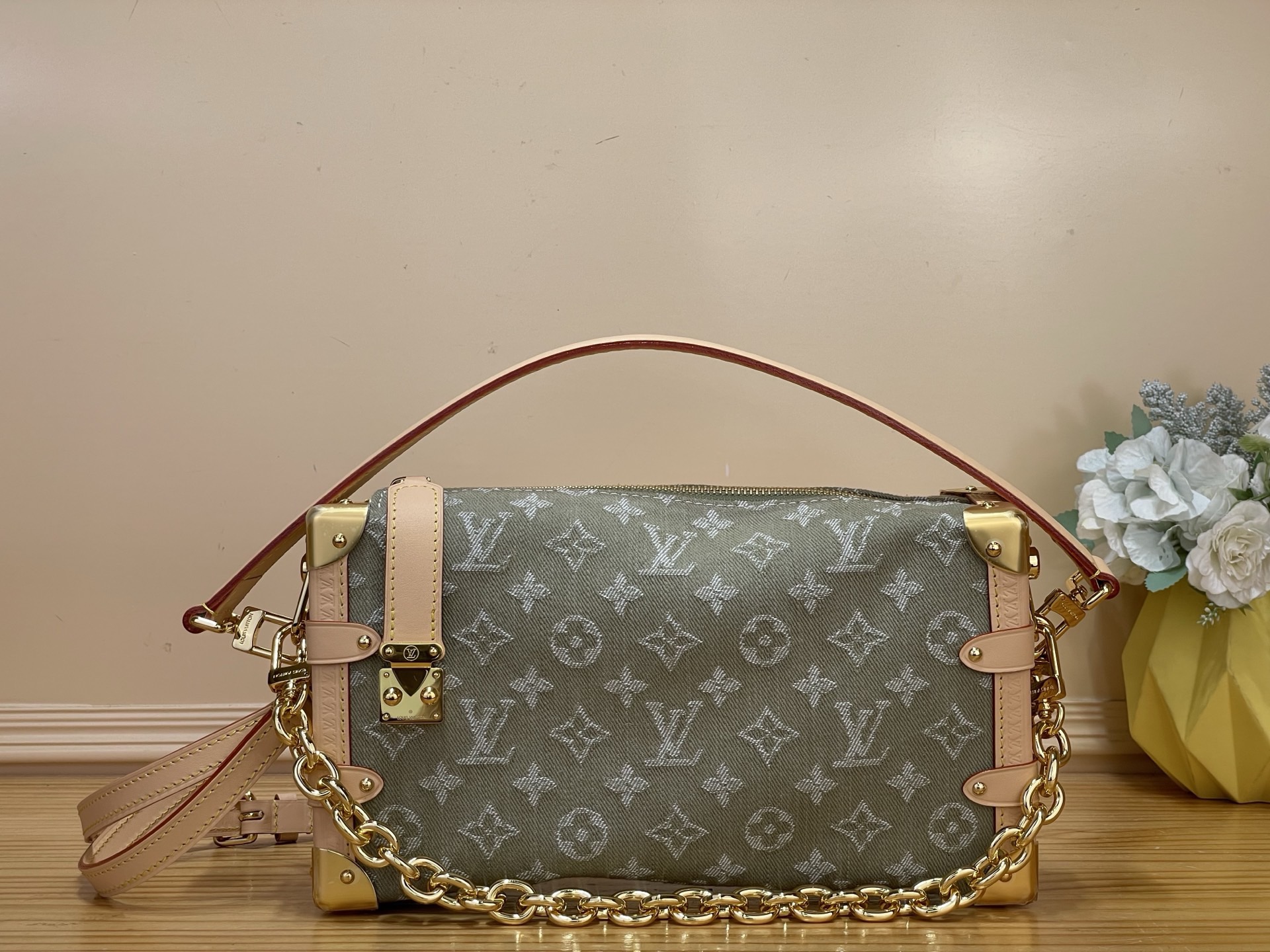 NO:767511,Top original order [SIDE TRUNK EAST WEST Medium Handbag] m27451 Green/Denim Denim Rendez-Vous series newly presents the Side Trunk East-West Xl handbag, which blends contemporary style and timeless colors into a slender silhouette. The body of the bag is paved with Louis Vuitton's iconic pattern, supplemented by smooth cowhide leather trim and hard box-style corners, and S-lock  The lock and chain complement each other. The detachable shoulder strap and top handle provide rich styling possibilities. Dimensions 28 x 15 x 7 cm 6918075 (length x height x width),,louis vuitton,cowhide19860909顶级原单【SIDE TRUNK EAST WEST 中号手袋】 m27451 绿色/牛仔 Denim Rendez-Vous 系列焕新呈献 Side Trunk East-West Xl手袋,将当代风韵和隽永色彩糅入修长廓形.包身铺陈路易威登标志性图案,辅以光滑牛皮革饰边和硬箱风格包角,与 S-lock 锁扣及链条相得益彰.可拆卸肩带与顶部手柄提供丰富造型可能. 尺寸28 x 15 x 7 厘米 6918075 (长度 x 高 x 宽),,louis vuitton,cowhide,Bag