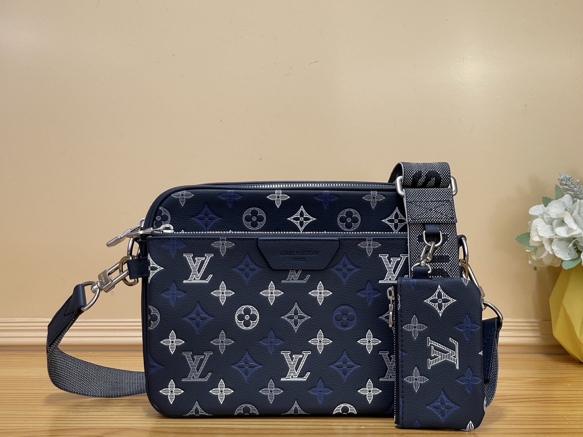 NO:767784,Top original item [Trio messenger bag] M28618 dark blue/gradient (stripe embossed), made of Monogram Shadow cow leather, with triple silk screen printing process to give the Monogram Jm pattern a unique gradient effect. Equipped with a large patch pocket on the front, and the small coin purse on the shoulder strap can also be removed at will. The detachable and adjustable shoulder strap is convenient for shoulder and cross-body wear. Size 25 x 18.5 x  7cm.6817075,,wallets,cowhide19860909顶级原单【 Trio 邮差包手袋】M28618 深蓝色/渐变（条纹压花） 选用 Monogram Shadow 牛皮革,以三重丝印工艺赋予 Monogram Jm图案别致渐变效果.正面配有大号贴袋,肩带上的小号零钱包亦可随心取下.可拆卸并调节的肩带方便肩背和斜挎. 尺寸 25 x 18.5 x 7厘米.6817075,,wallets,cowhide,Bag