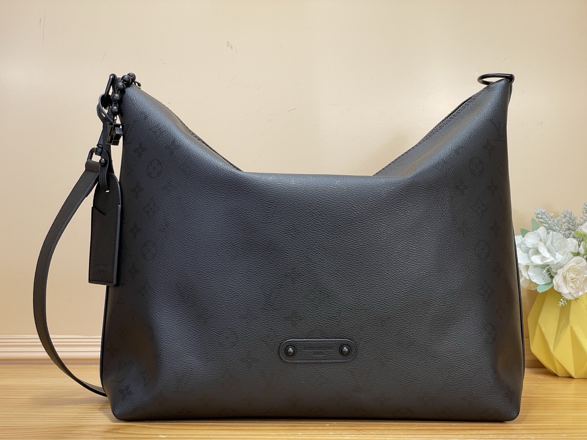 NO:767645,The top original item [Vagabond Hobo handbag] M27856 black flower silk screen is made of Monogram Midnight Lt coated canvas with same-color cowhide leather trim. The contours fit the body shape with functional considerations. The adjustable shoulder strap allows for a cross-shoulder shape. The spacious interior is closed by a matte zipper, and the zippered inner pocket is convenient for storing personal belongings. Dimensions 30 x 8.5 x 39 cm 6217075,,cowhide19860909顶级原单【Vagabond Hobo 手袋】M27856 黑花丝印 为 Monogram Midnight Lt涂层帆布搭配同色牛皮革饰边.贴合身形的轮廓兼具功能考量.可调节肩带实现肩背斜跨造型.宽敞内里由哑光拉链收束,拉链内袋方便存放随身用品. 尺寸 30 x 8.5 x 39厘米 6217075,,cowhide,Bag