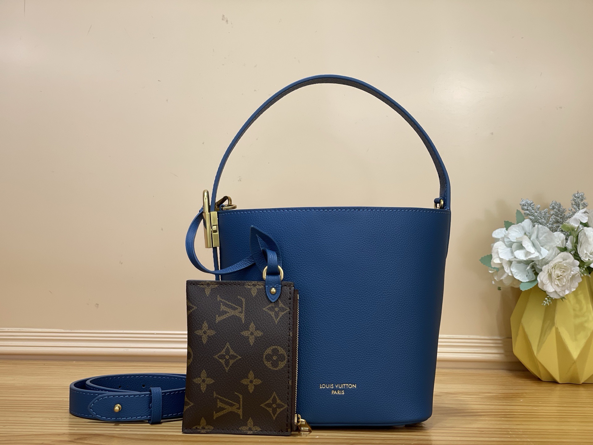NO:767736,Top Original [All In BB Handbags] m27370 Sky Blue 25543 Low Key Ys Collection introduces signature style to its lineup with this barrel-shaped All In BB. It is made from textured calfskin and is adorned with the signature gold padlock, as well as a decorative name tag and removable monogram pouch that slot neatly inside. This versatile style can be worn casually as an open bucket bag or folded into a pyramid silhouette. Dimensions 16 x 18 x  12 cm 7618075 (length x height x width),,cowhide19860909顶级原单【All In BB 手袋】 m27370天空蓝 25543 Low Key Ys系列通过这款桶形的All In BB为其阵容引入了标志性风格.它由纹理小牛皮制成,装饰着标志性的金色挂锁,以及一个装饰性的名牌和可拆卸的字母小袋,可以整齐地插入里面.这款多功能款式可作为开放式水桶包随意佩戴,也可以折叠成金字塔形轮廓. 尺寸16 x 18 x 12厘米 7618075（长度x高度x宽度）,,cowhide,Bag