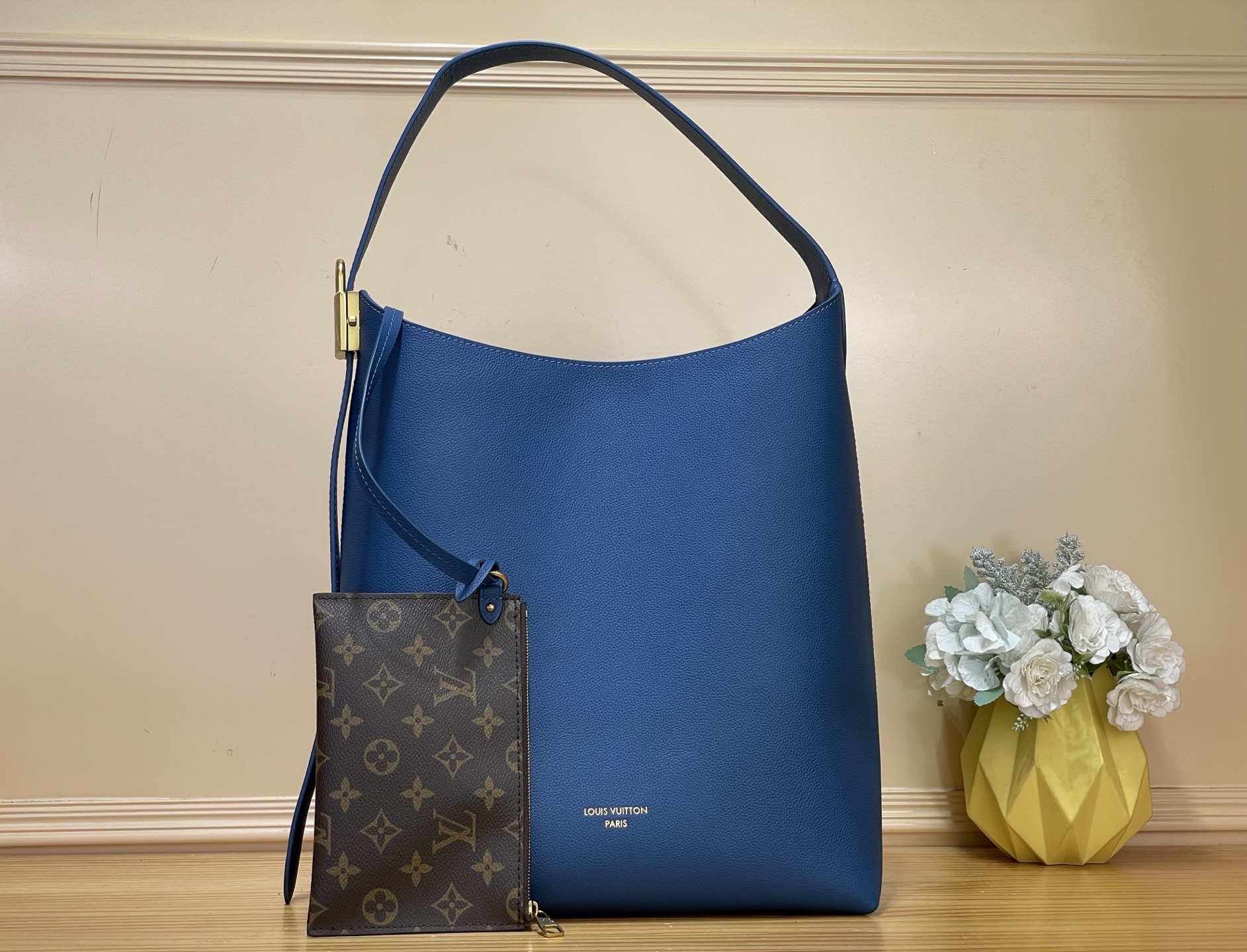 NO:767729,Top Original [Sac Hobo MM Handbag] m28220 Sky Blue 24856 This version of the Hobo MM bag combines a casual chic look with the clean lines of House Ys. It has an iconic padlock made of aged gold-tone metal. This smart and elegant model includes an inner pocket and a removable Monogram pouch to store small personal items. Dimensions 31x35x18 cm 8819095,19860909顶级原单【Sac Hobo MM 手袋】 m28220 天空蓝 24856 这个版本的Hobo MM包结合了休闲别致的外观和House Ys的简洁线条.它有一把標誌性的掛鎖,由老化的金色金屬製成.这款巧妙而优雅的模型包括一个内袋和一个可拆卸的Monogram小袋,可以存放小个人物品. 尺寸31x35x18厘米 8819095,,Bag
