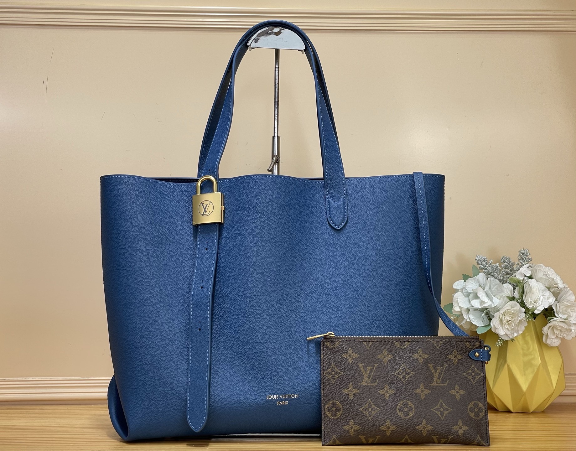 NO:767722,Top original order [Low key cabas handbag] M25341 sky blue M25342 brown M25343 stone green 2026 latest early spring new style, Low Key Cabas ys medium handbag is wrapped in soft grained cow leather and suede leather lining, creating a gorgeous style. The brand's iconic padlock interprets the eclectic combination of elegant aesthetics and safety performance, and the adjustable handle allows you to switch between hand-held and long or short shoulder.  Dimensions: 47.0 x 30.0 x 14.0 cm 9319895,,cowhide19860909顶级原单【Low key cabas手袋】 M25341 天空蓝 M25342 棕色 M25343栋石绿 2026最新早春新款,Low Key Cabas ys 中号手袋以柔软粒面牛皮革包裹绒面皮革内衬,匠心打造华美格调.品牌标志性挂锁演绎优雅美学和安全性能的兼收并蓄,可调节手柄实现手提和长短肩背的随心切换. 尺寸:47.0 x 30.0 x 14.0 厘米 9319895,,cowhide,Bag