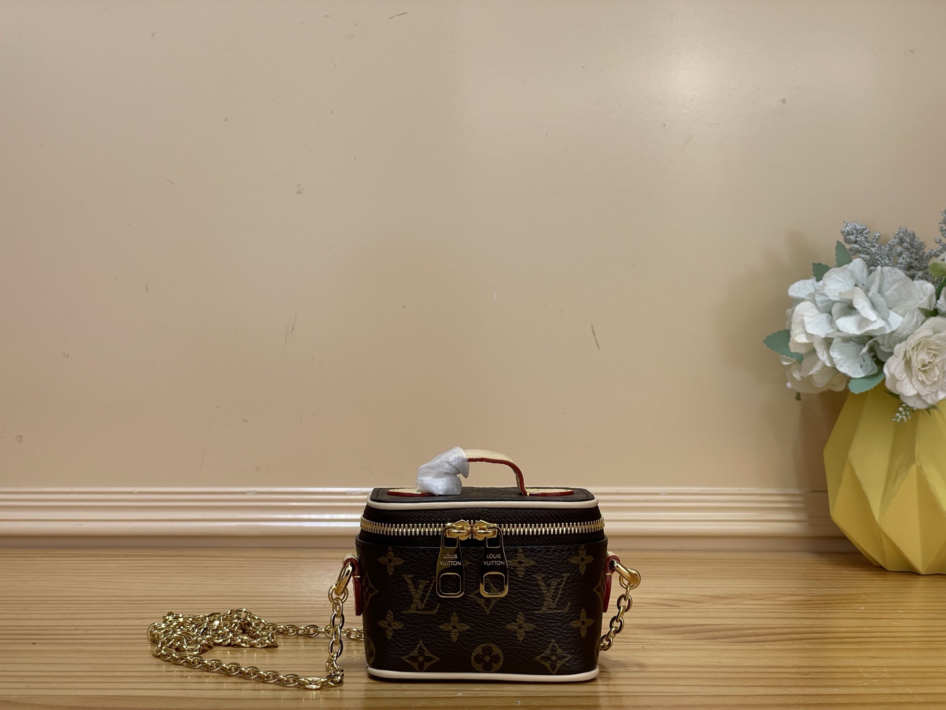 NO:767713,Top original order [MICRO VANITY handbag] m03772 This Micro Vanity handbag condenses the classic silhouette of the Vanity handbag, and is made of Monogram Ms canvas to create a trendy choice for light travel. The metal chain is convenient for cross-body wear, and the compact structure is suitable for storing headphones and lipstick from the brand's new beauty series. 2813036,19860909顶级原单【MICRO VANITY 手袋】 m03772 本款 Micro Vanity 手袋浓缩 Vanity 手袋的经典廓形,以 Monogram Ms帆布打造轻装出行的潮流之选.金属链条方便斜挎,紧凑构型适宜收纳耳机和品牌崭新美妆系列中的唇膏.2813036,,Bag
