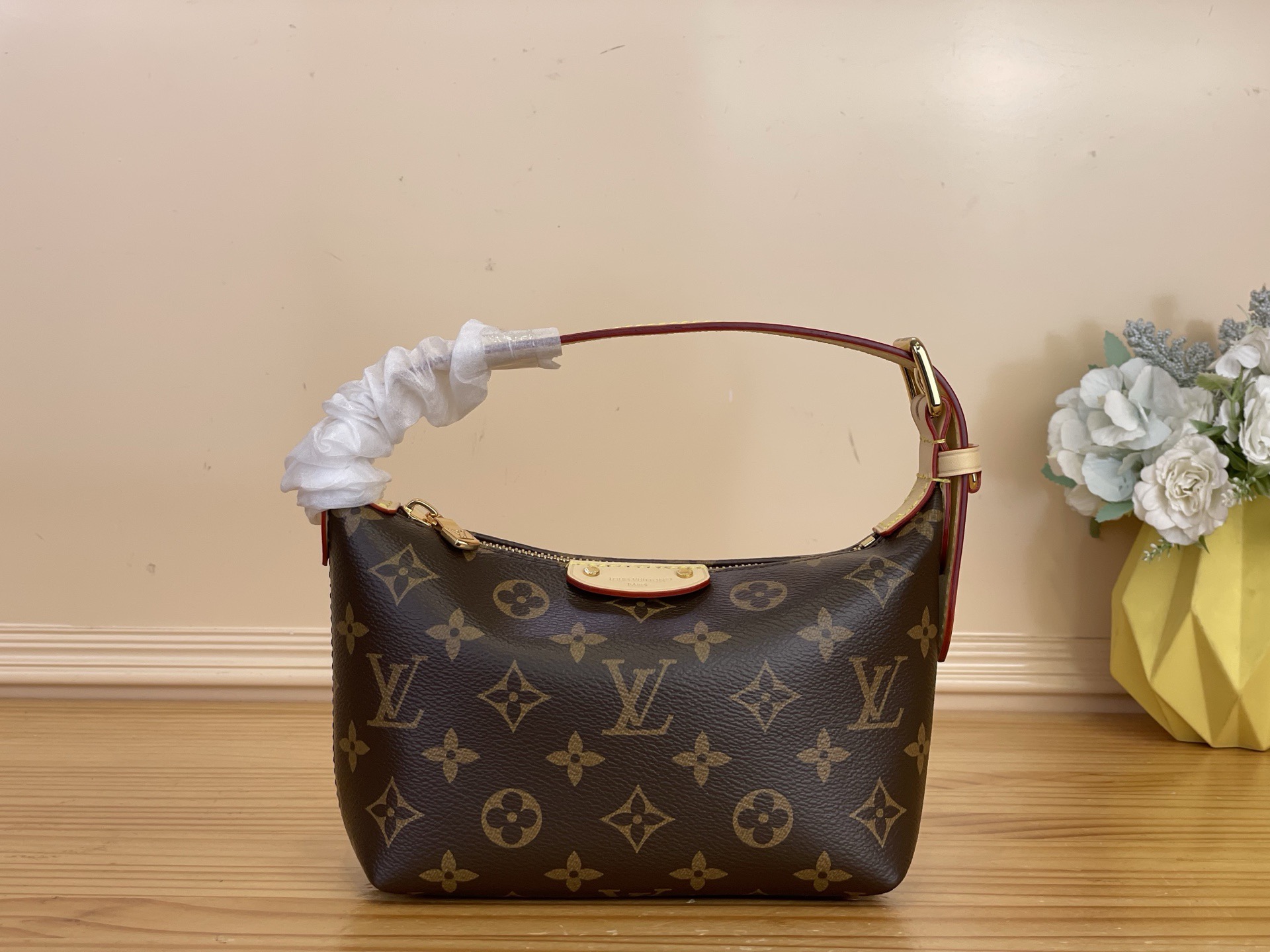 NO:767695,Top Original [Hills Ochette Handbag] m27509 Presbyopia This version of the Hills Ochette stars the Monogram Mini, which takes inspiration from the House's iconic Monogram SJ canvas. Part of the Autumn/Winter collection, it comes with cowhide trim and gold hardware and comes with adjustable handles to find the perfect drop. There's plenty of space inside to store your phone, card holder, lipstick keys. Dimensions 18.5 x 11 x 6.5 cm  3814045,,cowhide19860909顶级原单【Hills ochette手袋】 m27509 老花 这个版本的Hills ochette由Monogram Mini主演,它从众议院标志性的Monogram sj画布中获取灵感.作为秋冬系列的一部分,它配有牛皮饰边和金色五金件,配有可调节的手柄,可以找到完美的下降.里面有足够的空间存放手机、持卡人、口红钥匙. 尺寸18.5 x 11 x 6.5厘米 3814045,,cowhide,Bag