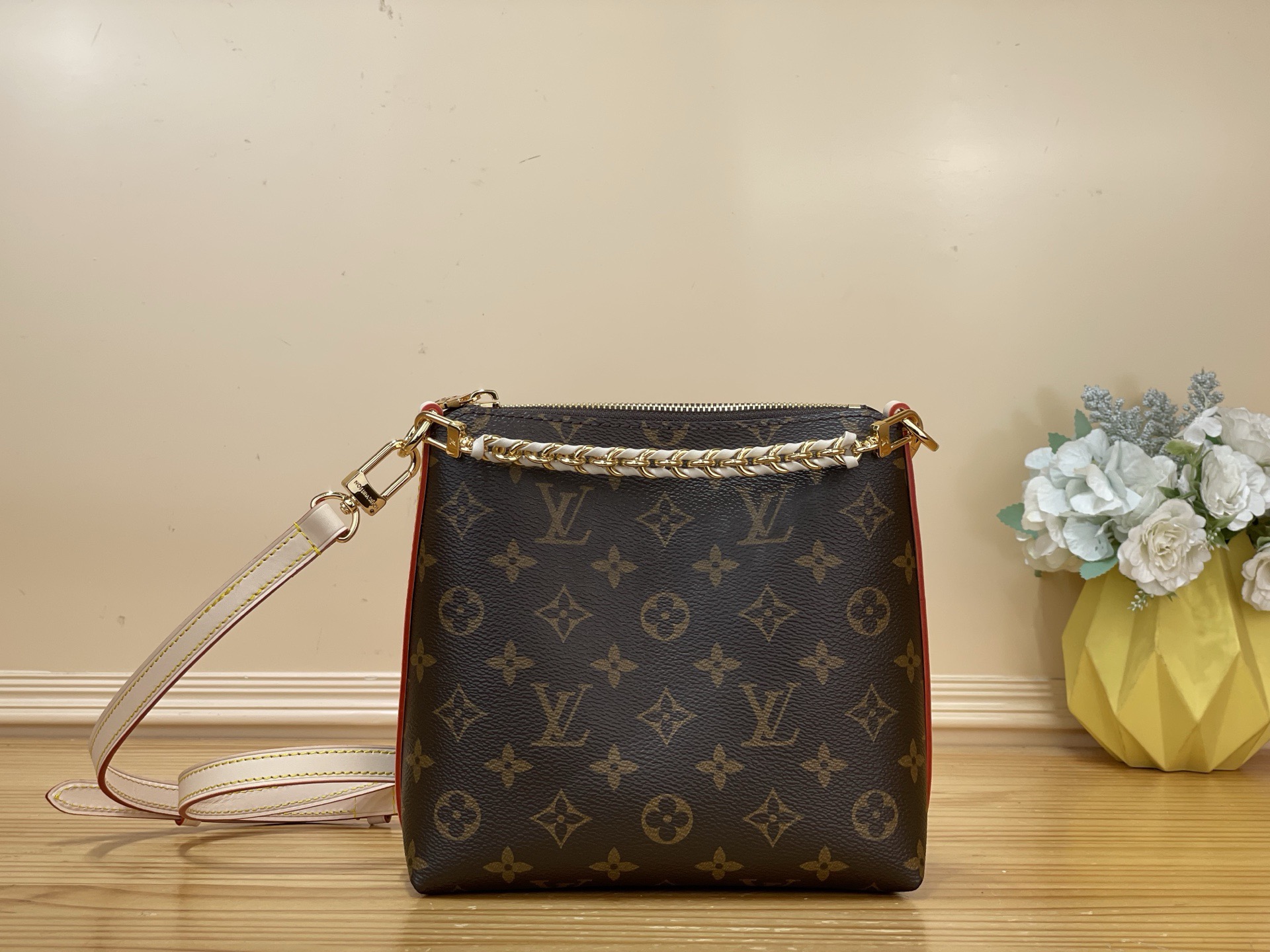 NO:767686,Top Original Order [Mimi Multiass] m27825 Small M29099 This Multiass bag is a contemporary style, suitable for any occasion. Evoking the Exress Hr bag, it is made of the iconic Monogram canvas with a flexible silhouette and contrasting natural leather trim. The gold-tone metal finish, including the removable braided chain, brings a sophisticated note to the whole. Dimensions 19x8x18 cm 4415055 (length x height x width),19860909顶级原单【Mimi Multiass】 m27825小号 M29099 这款Multiass包是一款现代款式,适合任何场合.唤起Exress Hr包,它由标志性的Monogram帆布制成,轮廓灵活,并带有对比鲜明的天然皮革装饰.金色金属饰面,包括可拆卸的编织链,为整体带来了精致的音符. 尺寸19x8x18 厘米 4415055（长度x高度x宽度）,,Bag