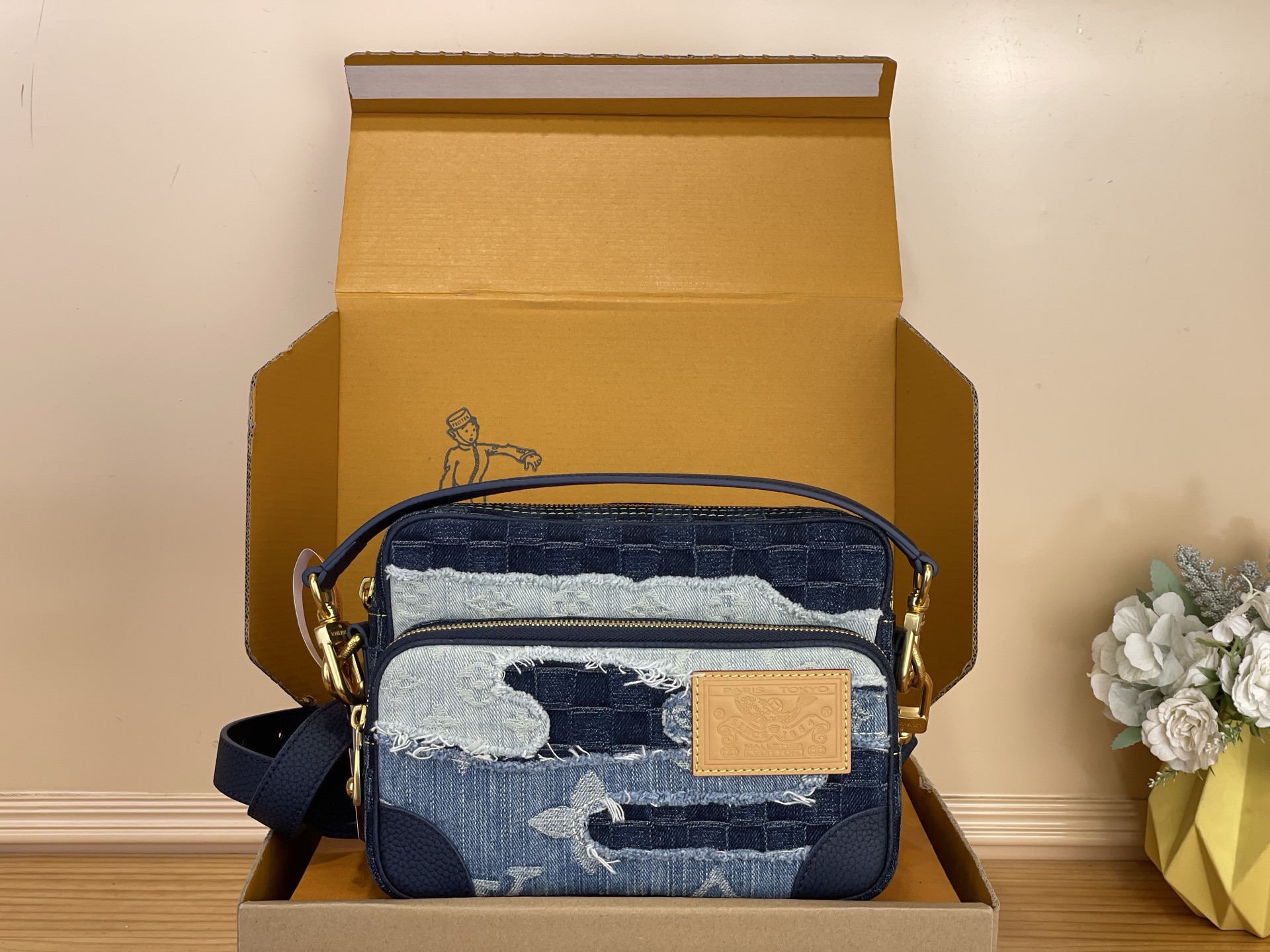 NO:767745,Duty-free all-steel [NIL handbag] m15296 denim/color block This Nil handbag is made of sand-washed denim with a Damier hr checkerboard pattern, and a Monogram pattern denim patch is sewn on it, making it more vintage. The bag has a main compartment and a zippered front pocket for easy access to frequently used items. Dimensions 25 x 17.5 x 11 cm 107121250 (Length x Height x  width),19860909免税全钢【NIL 手袋】 m15296 牛仔/拼色 本款 Nil 手袋为砂洗丹宁布描绘 Damier hr棋盘格纹,其上缝有 Monogram 图案丹宁贴饰,令古着气息愈发浓郁.包身设有主隔层,拉链前袋便于取放常用物品. 尺寸25 x 17.5 x 11 厘米 107121250 (长度 x 高 x 宽),,Bag