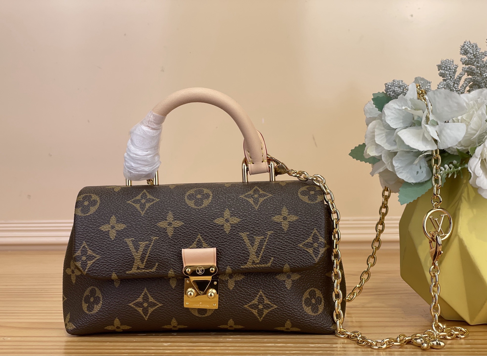 NO:767761,Top original order [NANO MADELEINE handbag] m28426 This Nano Madeleine handbag is painted with Monogram sj pattern on canvas, showing Louis Vuitton's iconic brushstrokes. The adjustable decorative chain is easy to carry cross-body, and the Monogram flowers and LV charms on it and the dazzling S-lock buckle highlight the brand style. Dimensions 21 x 12.5 x 6 cm 4515055 (length x height  x width),,louis vuitton,louis vuitton19860909顶级原单【NANO MADELEINE 手袋】 m28426 本款 Nano Madeleine 手袋为帆布描绘 Monogram sj图案,展现路易威登的标志性笔触.可调节装饰链条便于斜挎,其上的 Monogram 花卉和 LV 挂饰与耀目 S-lock 锁扣一道彰显品牌格调. 尺寸21 x 12.5 x 6 厘米 4515055 (长度 x 高 x 宽),,louis vuitton,louis vuitton,Bag