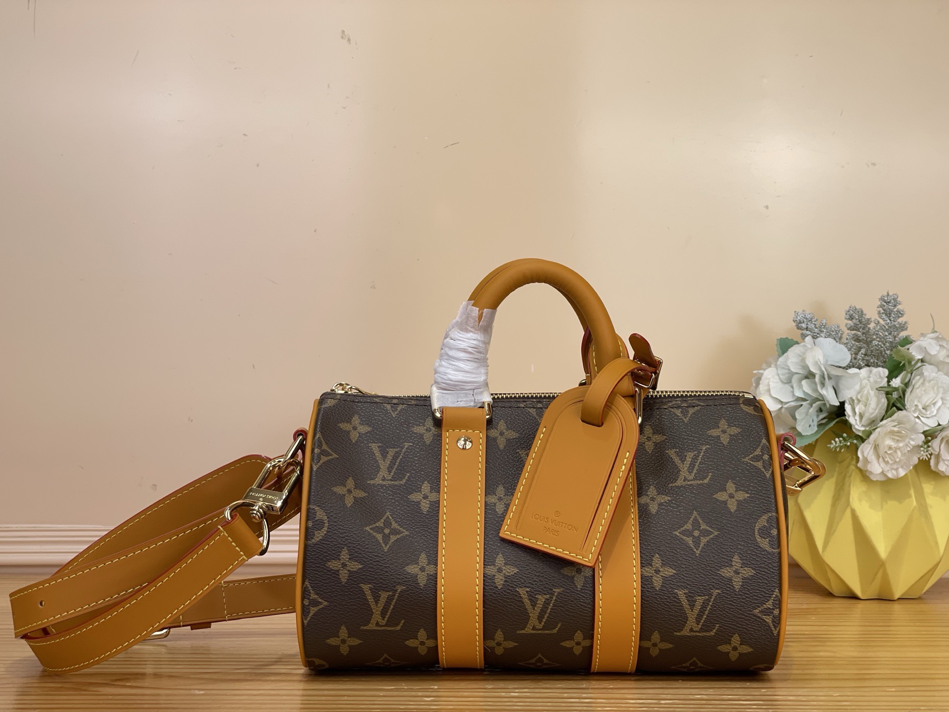NO:767774,Top original order [KEEPALL BANDOULIRE 25 handbag] m28957 This Keepall Bandoulière 25 handbag is inspired by the classic bag launched by Louis Vuitton in the 1990s. It is made of Monogram Archive hx coated canvas, with cow leather trim and old metal parts. It has a handle on the top, with a detachable and adjustable shoulder strap, and can be carried in various ways. It interprets Louis Vuitton's retro style and becomes a good companion for urban life.  Dimensions 25 x 15 x 11 cm.5216065 (length x height x width),,louis vuitton,cowhide19860909顶级原单【KEEPALL BANDOULIRE 25 手袋】 m28957 本款 Keepall Bandoulière 25 手袋灵感源自路易威登于 年代推出的经典包袋,采用 Monogram Archive hx涂层帆布精制,搭配牛皮革饰边与做旧金属件.顶部设有手柄,配以可拆卸并调节的肩带,背携方式灵活多样,演绎路易威登复古风尚,成就都市生活随行良伴. 尺寸25 x 15 x 11 厘米.5216065 (长度 x 高 x 宽),,louis vuitton,cowhide,Bag