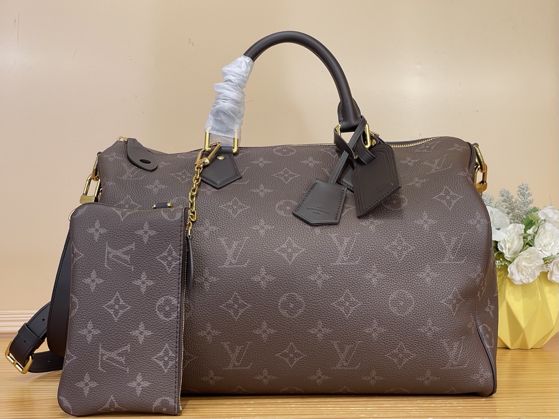NO:767790,Top original order [SEEDY 9 BANDOULIRE 40 Handbag] m27978 Ebony Coffee Brown This Seedy 9 Bandoulière 40 is made of soft cow leather with low-saturated faded Monogram printing. The lazy lines are more restrained but still sharp. The same color cow leather details decorate the iconic name brand and key bag. The interior space is ample and practical, making it a good companion for short trips. Size 40 x  26 x 23 cm (length x height x width),,cowhide19860909顶级原单【SEEDY 9 BANDOULIRE 40 手袋】 m27978 乌木 咖啡棕 本款 Seedy 9 Bandoulière 40 以柔软牛皮革搭配低饱和的洗褪 Monogram 印花,慵懒线条更显克制却不失锋芒.同色系牛皮革细节装点标志性名牌与钥匙包.内部空间充裕,实用度高,是短途旅行良伴. 尺寸40 x 26 x 23 厘米 (长度 x 高 x 宽),,cowhide,Bag