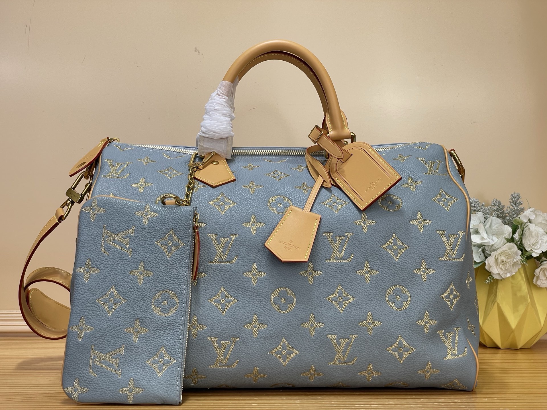 NO:767737,Top original order [SEEDY 9 BANDOULIRE 40 handbag] m28079 gray/gold (embroidery) Exquisite embroidery Monogram flowers and LV letters are embellished on the soft cow leather, which is this Seedy 9 Bandoulière  The sj handbag infuses the artistic conception of exploration and discovery. Adhering to the craftsmanship, the embroidery process alone takes dozens of hours and nearly hundreds of thousands of stitches. The double handles, detachable shoulder straps and well-organized interior space are both elegant and practical, making it easy to use. Dimensions 40 x 26 x 23 cm (length x height x width),, louis vuitton, cowhide19860909顶级原单【SEEDY 9 BANDOULIRE 40 手袋】 m28079 灰/金（刺绣） 精美的刺绣 Monogram 花卉与 LV 字母点缀于柔软牛皮革之上,为本款 Seedy 9 Bandoulière sj手袋注入探索与发现的意境.秉持匠心工艺,仅刺绣工序便耗时数十小时,缝线近数十万针.双手柄、可拆卸肩带与布局合理的内部空间,兼具优雅与实用,轻松上手. 尺寸40 x 26 x 23 厘米 (长度 x 高 x 宽),,louis vuitton,cowhide,Bag