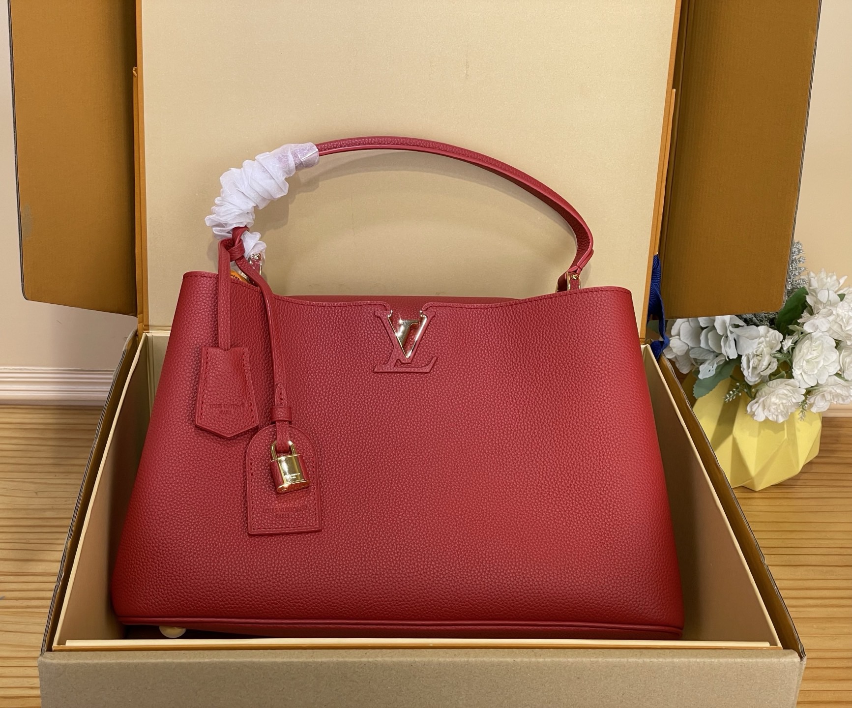 NO:767772,Top original order [Caucines Large Handbag] M26319 Red This LV Caucines handbag is made of full-grain Taurillonsj calfskin, which has a delicate and durable feel. It is matched with gold hardware and is low-key and elegant. The iconic V-shaped side ring buckle + floral flap has exquisite details and is highly recognizable!  It can be carried as a hand-held crossbody, and can be easily carried on commuting and dating. Size 37.5 x 15.5 x 24 cm.105121150,,louis vuitton,cowhide19860909顶级原单【Caucines 大号手袋】M26319 红色 本款LV Caucines手袋采用全粒面Taurillonsj小牛皮,手感细腻耐用,搭配金色五金,低调优雅.标志性V形侧环扣+花卉翻盖,细节精致,辨识度超高！手提斜挎都OK,通勤约会都能轻松驾驭. 尺寸37.5 x 15.5 x 24厘米.105121150,,louis vuitton,cowhide,Bag