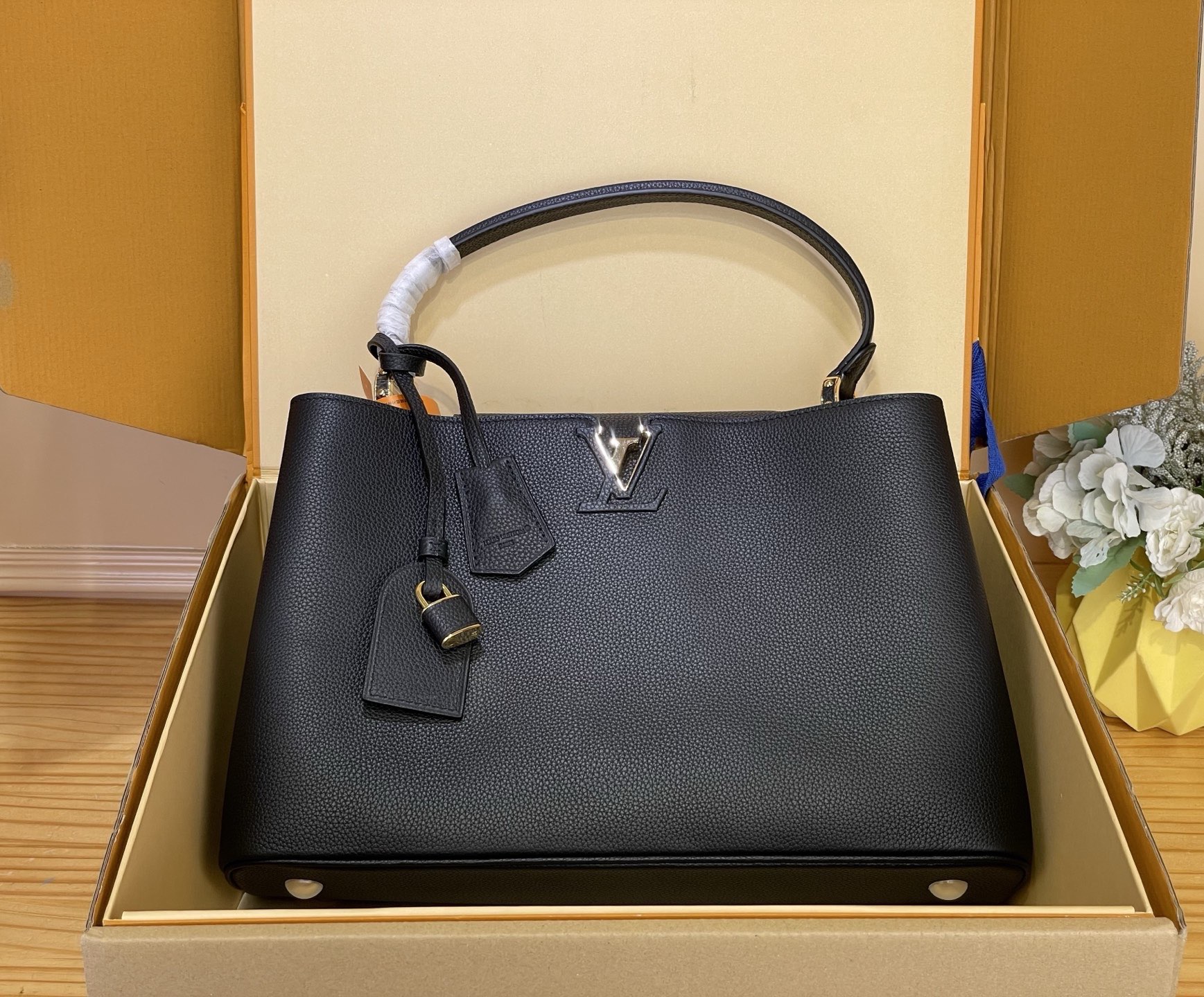 NO:767780,Top original order [Caucines Large Handbag] M26319 Black This LV Caucines sj handbag is made of full-grain Taurillon calfskin, which has a delicate and durable feel. It is matched with gold hardware and is low-key and elegant. The iconic V-shaped side ring buckle + floral flap has exquisite details and is highly recognizable!  It can be carried as a hand-held crossbody, and can be easily carried on commuting and dating. Size 37.5 x 15.5 x 24 cm.105121150,,louis vuitton,cowhide19860909顶级原单【Caucines 大号手袋】M26319 黑色 本款LV Caucines sj手袋采用全粒面Taurillon小牛皮,手感细腻耐用,搭配金色五金,低调优雅.标志性V形侧环扣+花卉翻盖,细节精致,辨识度超高！手提斜挎都OK,通勤约会都能轻松驾驭. 尺寸37.5 x 15.5 x 24厘米.105121150,,louis vuitton,cowhide,Bag