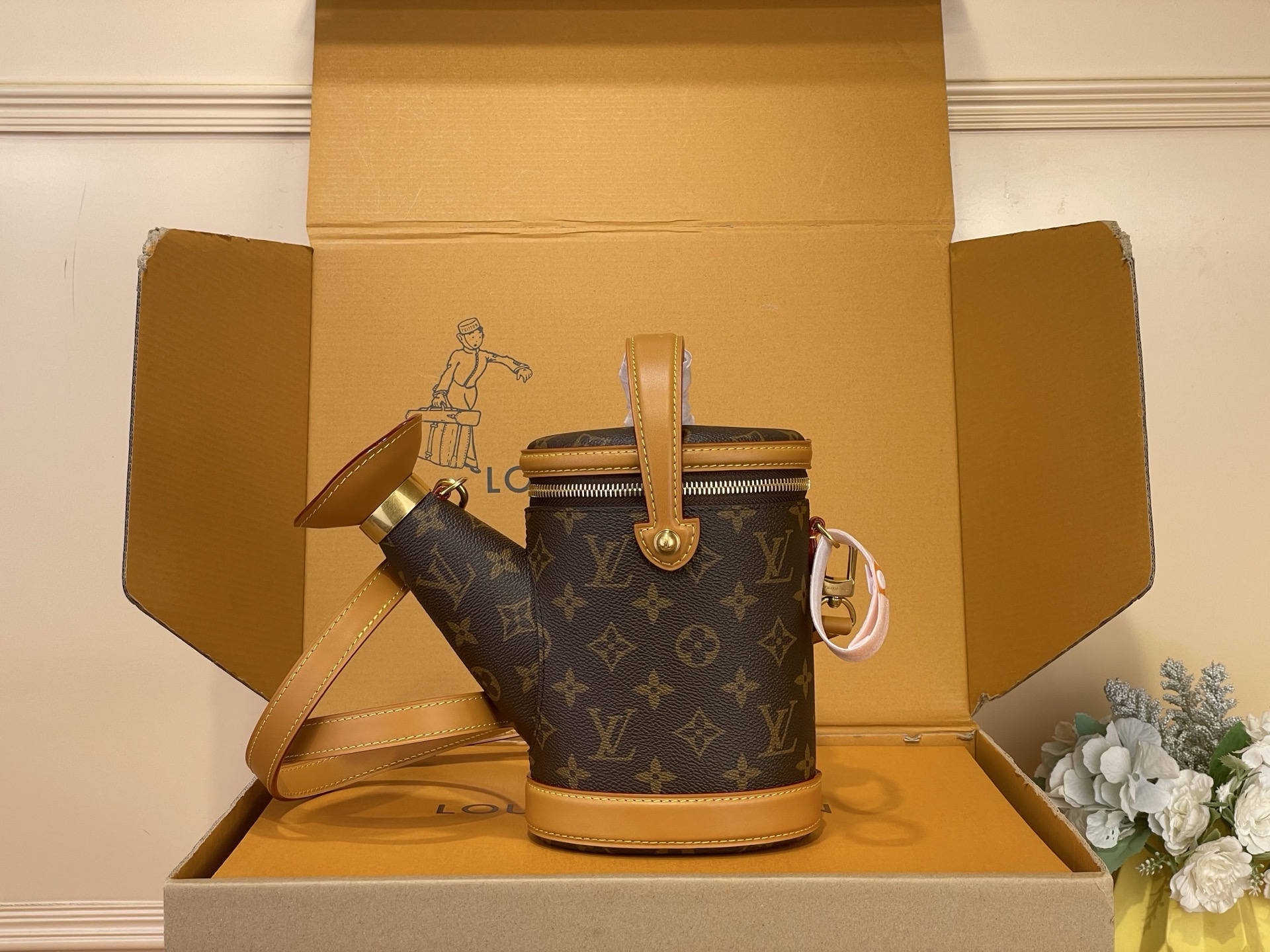 NO:767815,Duty-free all-steel [WATERING CAN handbag] m27563 Water bottle Watering Can handbag combines fun style and functional considerations, using Monogram coated canvas to build a unique silhouette. The main compartment is suitable for storing daily needs such as wallets, mobile phones, and keys. The top handle and detachable shoulder strap allow for multiple carrying methods, showing a refined style. Dimensions 25 x 19 x 9.5 cm 8319095 (length x height x  width),19860909免税全钢【WATERING CAN 手袋】 m27563 水壶 Watering Can 手袋结合玩趣格调和功能考量,以 Monogram 涂层帆布构筑别致廓形.主隔层适宜收纳钱夹、手机和钥匙等日常所需,顶部手柄与可拆卸肩带实现多种背携方式,展露精致风采. 尺寸25 x 19 x 9.5 厘米8319095 (长度 x 高 x 宽),,Bag