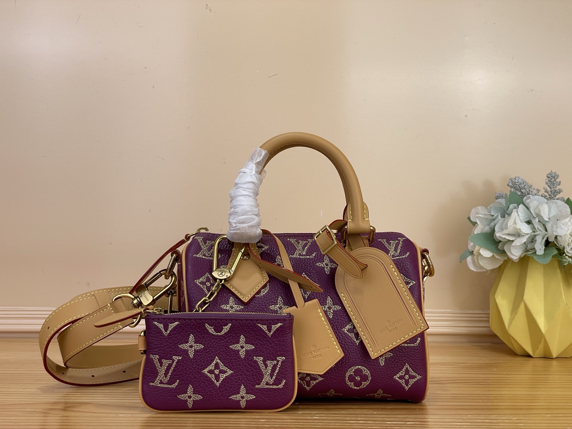 NO:812289,Top original item [SEEDY 9 BANDOULIRE 20 handbag] m28088 purple/embroidery This Seedy 9 Bandoulière 20 handbag is made of soft cow leather, with dazzling thread embroidery reinterpreting the Monogram pattern. The charming color matching and exquisite craftsmanship make this small bag more luxurious. The lining is made of sheepskin material, with the same detachable storage bag, and the interior is embellished with an exclusive 9 nameplate. Size 22 x  14 x 17.5 cm (length x height x width),,cowhide,sheepskin19860909顶级原单【SEEDY 9 BANDOULIRE 20 手袋】 m28088 紫色/刺绣 本款 Seedy 9 Bandoulière 20 手袋选用柔软牛皮革材质,以耀目线绣重绎 Monogram 图案.迷人配色与精湛工艺令这只小包更显华贵.内衬选用羊皮革材质,配有同款可拆卸收纳包,内部点缀专属 9 铭牌. 尺寸22 x 14 x 17.5 厘米 (长度 x 高 x 宽),,cowhide,sheepskin,Bag