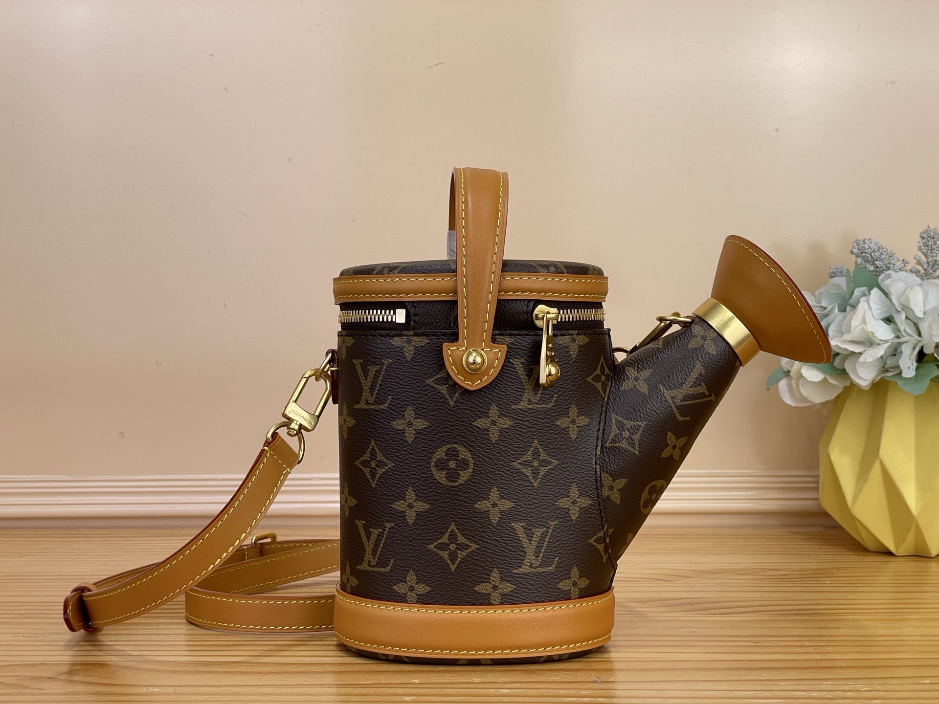 NO:812142,Top original order [WATERING CAN handbag] m27563 Water bottle Watering Can handbag combines fun style and functional considerations, using Monogram sj coated canvas to build a unique silhouette. The main compartment is suitable for storing daily needs such as wallets, mobile phones and keys. The top handle and detachable shoulder strap allow for multiple carrying methods, showing a refined style. Dimensions 25 x 19 x 9.5 cm 6017075 (length x height  x width),19860909顶级原单【WATERING CAN 手袋】 m27563 水壶 Watering Can 手袋结合玩趣格调和功能考量,以 Monogram sj涂层帆布构筑别致廓形.主隔层适宜收纳钱夹、手机和钥匙等日常所需,顶部手柄与可拆卸肩带实现多种背携方式,展露精致风采. 尺寸25 x 19 x 9.5 厘米 6017075 (长度 x 高 x 宽),,Bag