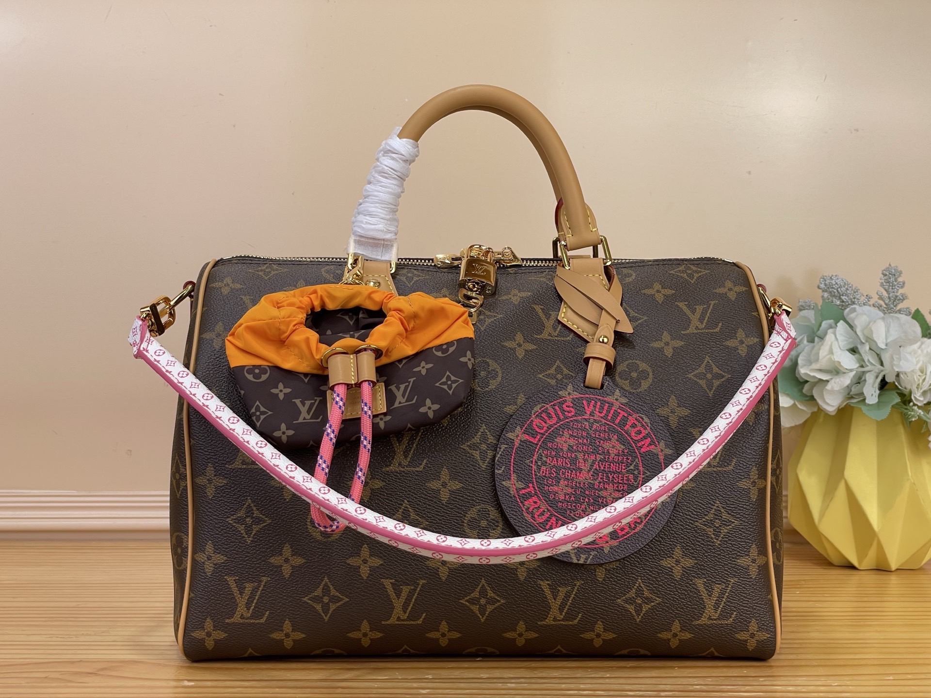 NO:812209,Top original order [SEEDY BANDOULIRE 30 handbag] M27512 aris Vélo series reinterprets the Seedy Soft 30 handbag with a sports style. The bag body is made of the iconic Monogram sj canvas, with a detachable Toron with unique Nanogram printing  Shoulder strap. The playful design is equipped with a detachable round pendant, which pays tribute to Louis Vuitton's travel tradition. It also comes with a detachable nylon storage bag, which is full of vitality. There is ample internal space to store all your essentials, including a tablet. Dimensions 30 x 21 x 17 cm 6317075 (length x height x width),,louis vuitton19860909顶级原单【SEEDY BANDOULIRE 30 手袋】M27512 aris Vélo 系列以运动风格焕新演绎 Seedy Soft 30 手袋.包身取材标志性 Monogram sj帆布,搭配铺陈别致 Nanogram 印花的可拆卸 Toron 肩带.玩趣设计配以可拆卸圆形挂饰,致敬路易威登旅行传统,另附可拆卸尼龙收纳包,洋溢活力气息.充裕内部空间收纳随身所需,亦可安放平板电脑. 尺寸30 x 21 x 17 厘米 6317075 (长度 x 高 x 宽),,louis vuitton,Bag
