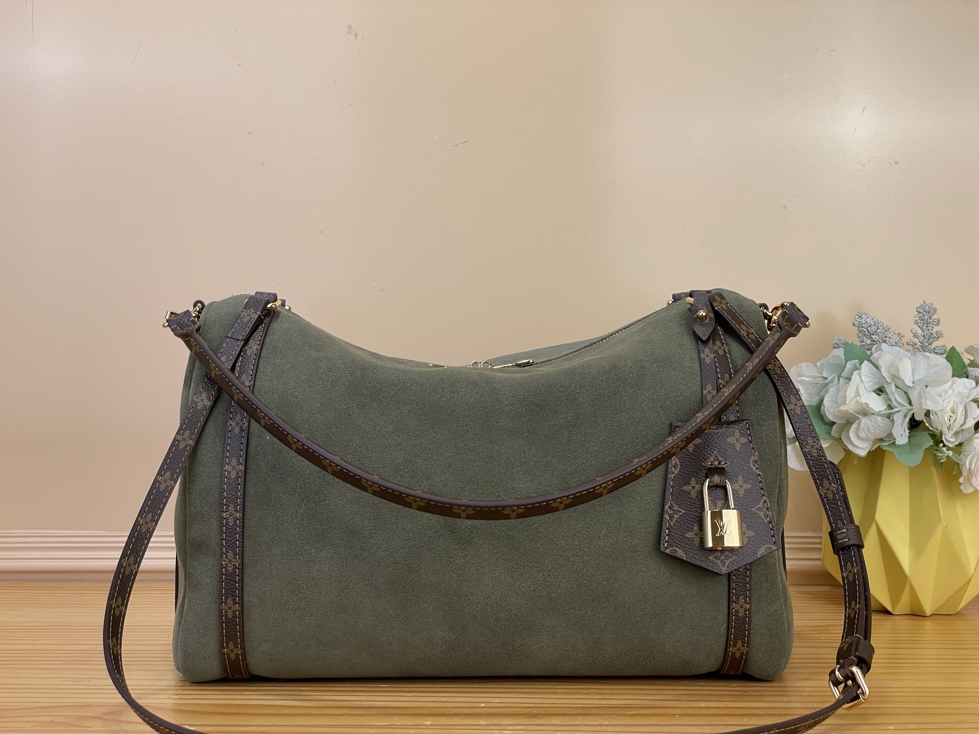 NO:812122,Top original order [EXRESS medium handbag] m29230 suede/green This Exress medium handbag from the Flight Mode series is made from simple suede leather and is reinterpreted. The brand's iconic Monogram sj canvas trim subtly outlines the silhouette. The logo key bag and Yingze padlock embellish the bag body, and can also be hung from the zipper pull. The elegant design is equipped with an adjustable handle, just the right size to easily store daily needs. Size 36 x 24 x  18.5 cm 7018085 (length x height x width),19860909顶级原单【EXRESS 中号手袋】 m29230 绒面/ 绿色 本款 Flight Mode 系列 Exress 中号手袋取材简约绒面革焕新演绎.品牌标志性 Monogram sj 帆布饰边巧妙勾勒廓形.标识钥匙包和莹泽挂锁点缀包身,亦可悬挂于拉链头.优雅设计搭载可调节手柄,恰宜尺寸轻松收纳日常所需. 尺寸36 x 24 x 18.5 厘米7018085 (长度 x 高 x 宽),,Bag