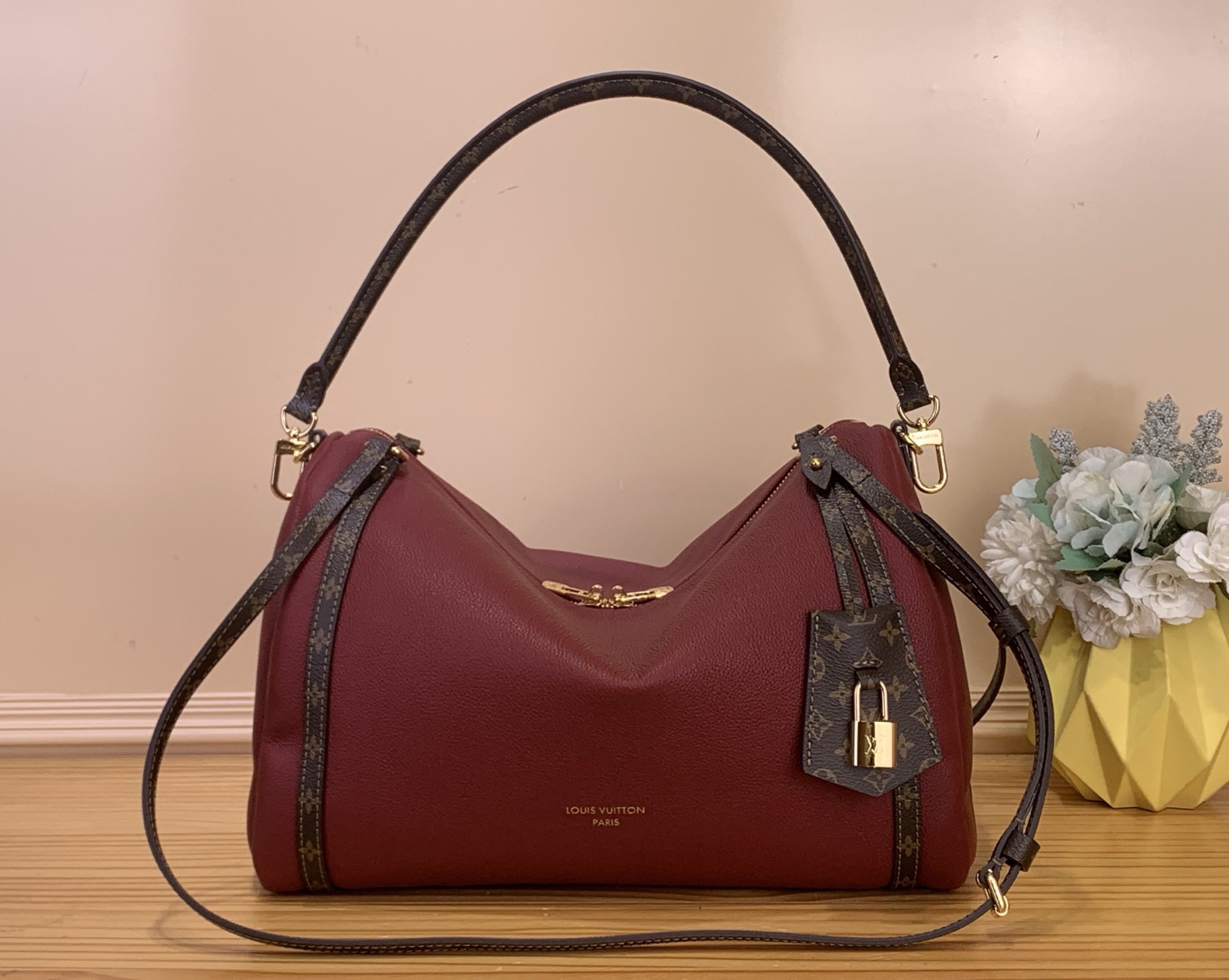 NO:812113,Top original order [EXRESS medium handbag] m26359 black (oiled leather) m26397 coffee color (lychee pattern) m26358 apricot nubuck leather 27689 burgundy This season's Exress medium handbag is specially crafted for modern women. This iconic design uses a cowhide leather body with Monogram sj classic canvas trim. Monogram  The jacquard lining pays tribute to the brand's long heritage, making it a perfect choice for urban life. It can be carried in various ways. The key bag and padlock are the finishing touch, adding exquisite details to the overall design. Dimensions 24 x 18.5 x 36 cm 7018095,,cowhide19860909顶级原单【EXRESS 中号手袋】 m26359 黑色（油腊皮） m26397 咖色（荔枝纹） m26358 杏色磨砂皮 27689 酒红色 本季 Exress 中号手袋专为现代女性匠心打造.本款标志性设计采用牛皮革包身搭配 Monogram sj经典帆布饰边.Monogram 提花内衬致敬品牌悠久传承,成就都市生活佳选,可随心切换多种背法.点睛之笔的钥匙包与挂锁,为整体设计增添点睛精妙细节. 尺寸24 x 18.5 x 36 厘米7018095,,cowhide,Bag